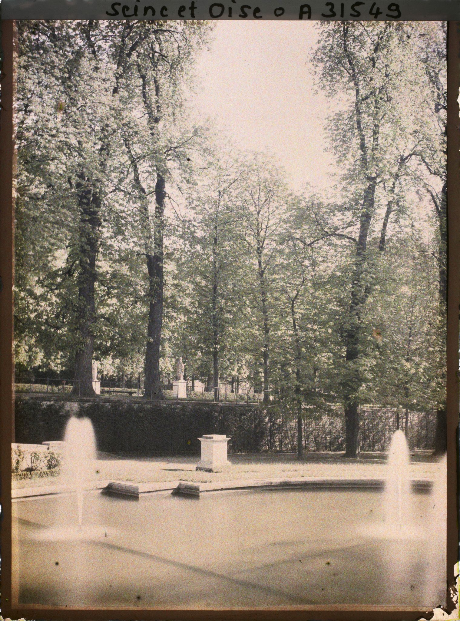 Image représentant Le bassin des Trois Bouillons dans le petit parc