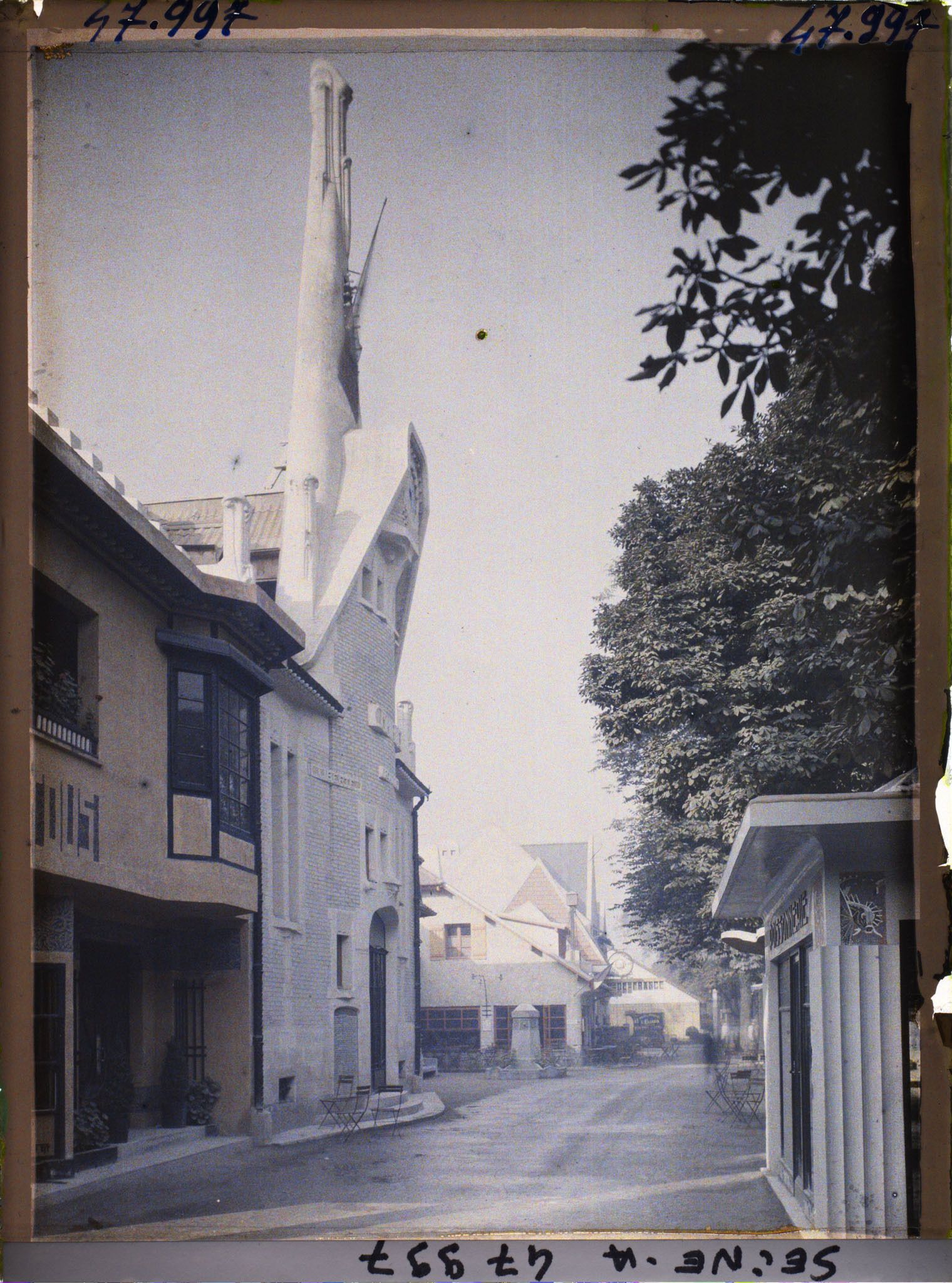 Image représentant L'Exposition des arts décoratifs, La mairie du Village français, Hector Guimard