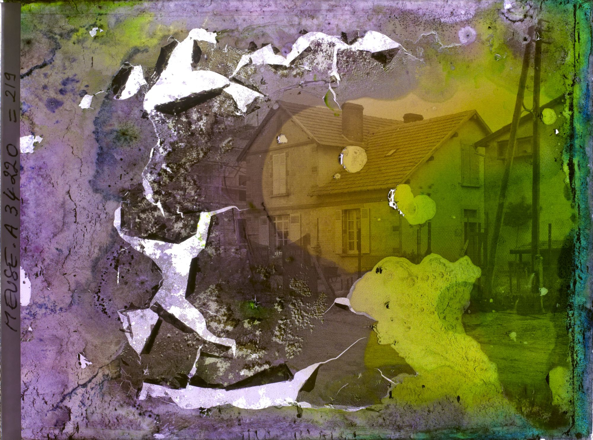 Image représentant Image illisible, plaque endommagée par l'eau (altérations d'époque)