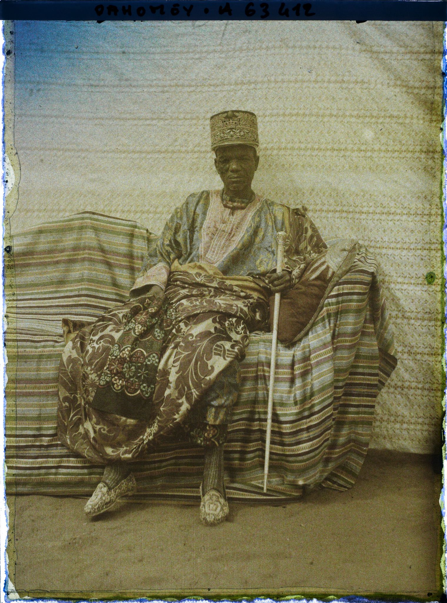 Image représentant Le roi Tôli sur son sofa