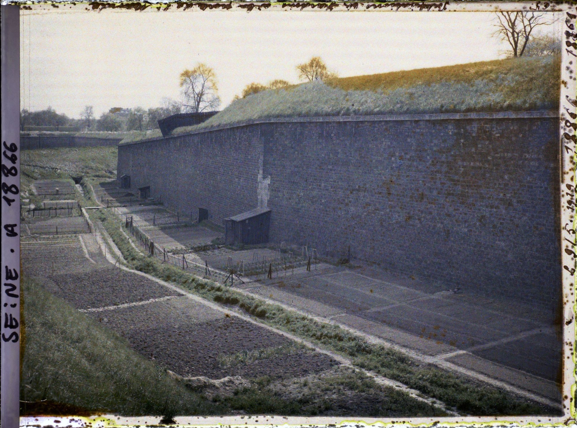Image représentant Les jardins ouvriers aux pieds des fortifications, à la porte de Saint-Mandé