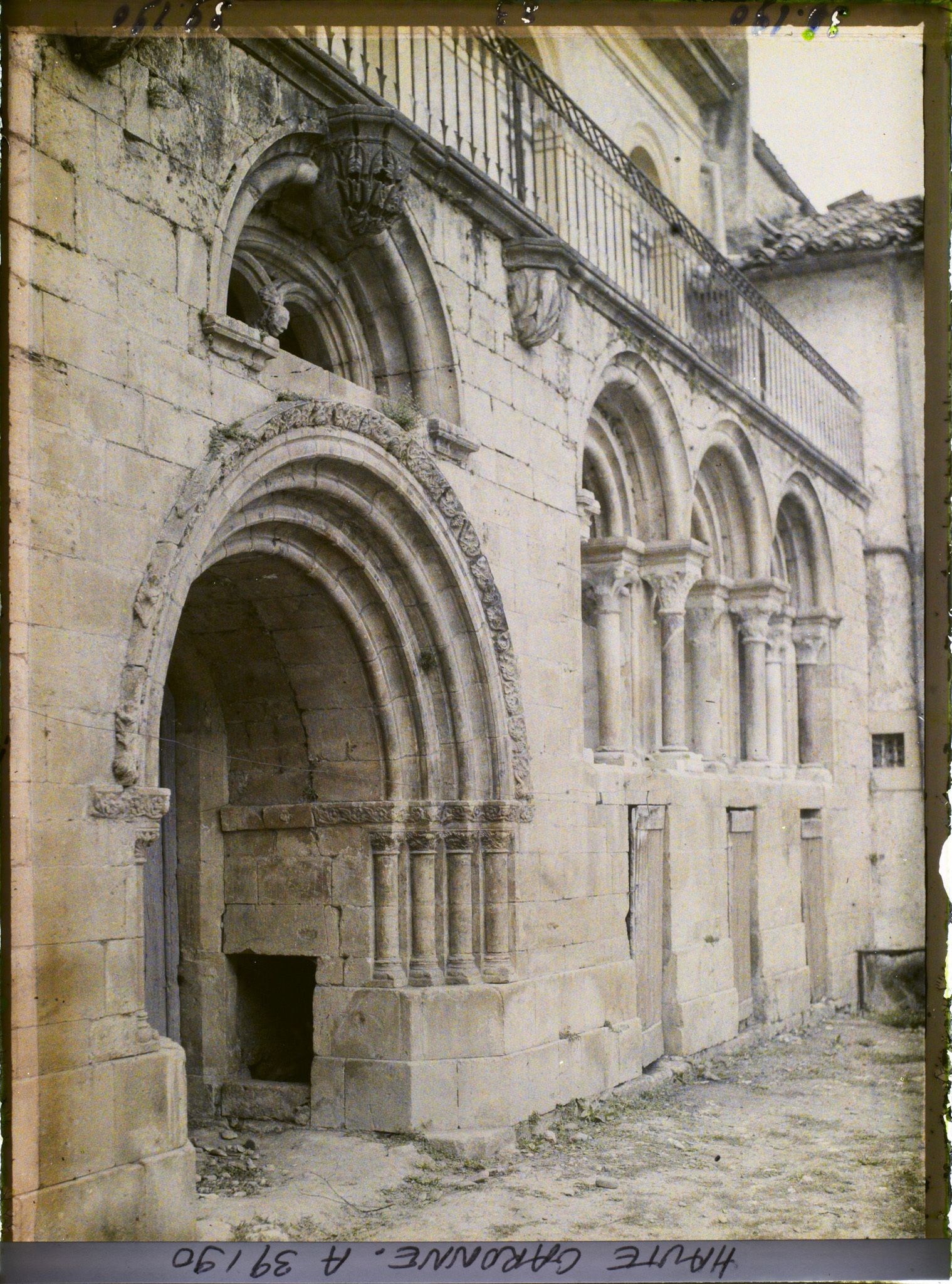 Image représentant France, St Martory, Cloître de Bonnefont Le porche et colonnade