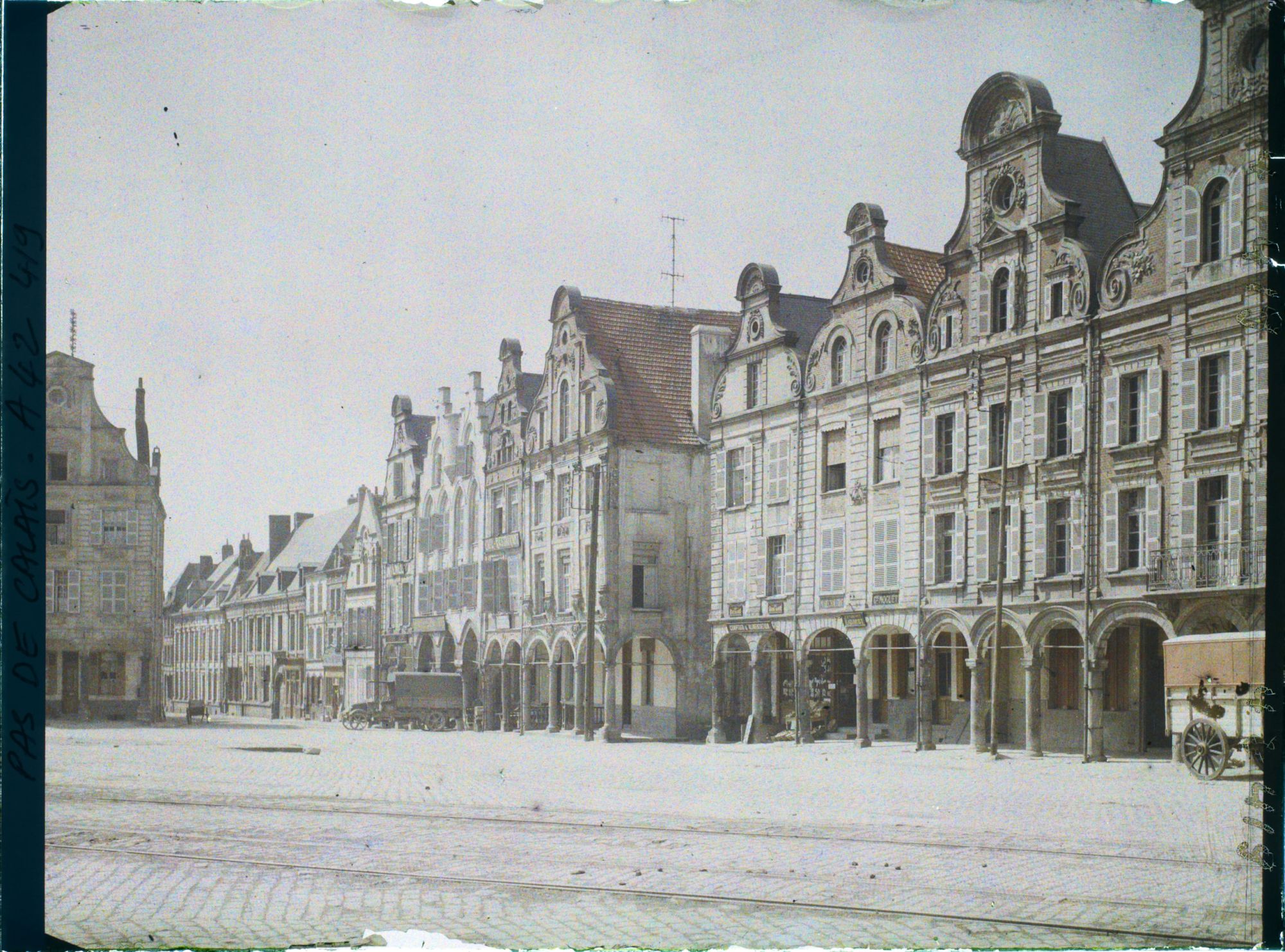 Image représentant France, Arras, Gde Place à l'angle de la rue Ste Croix