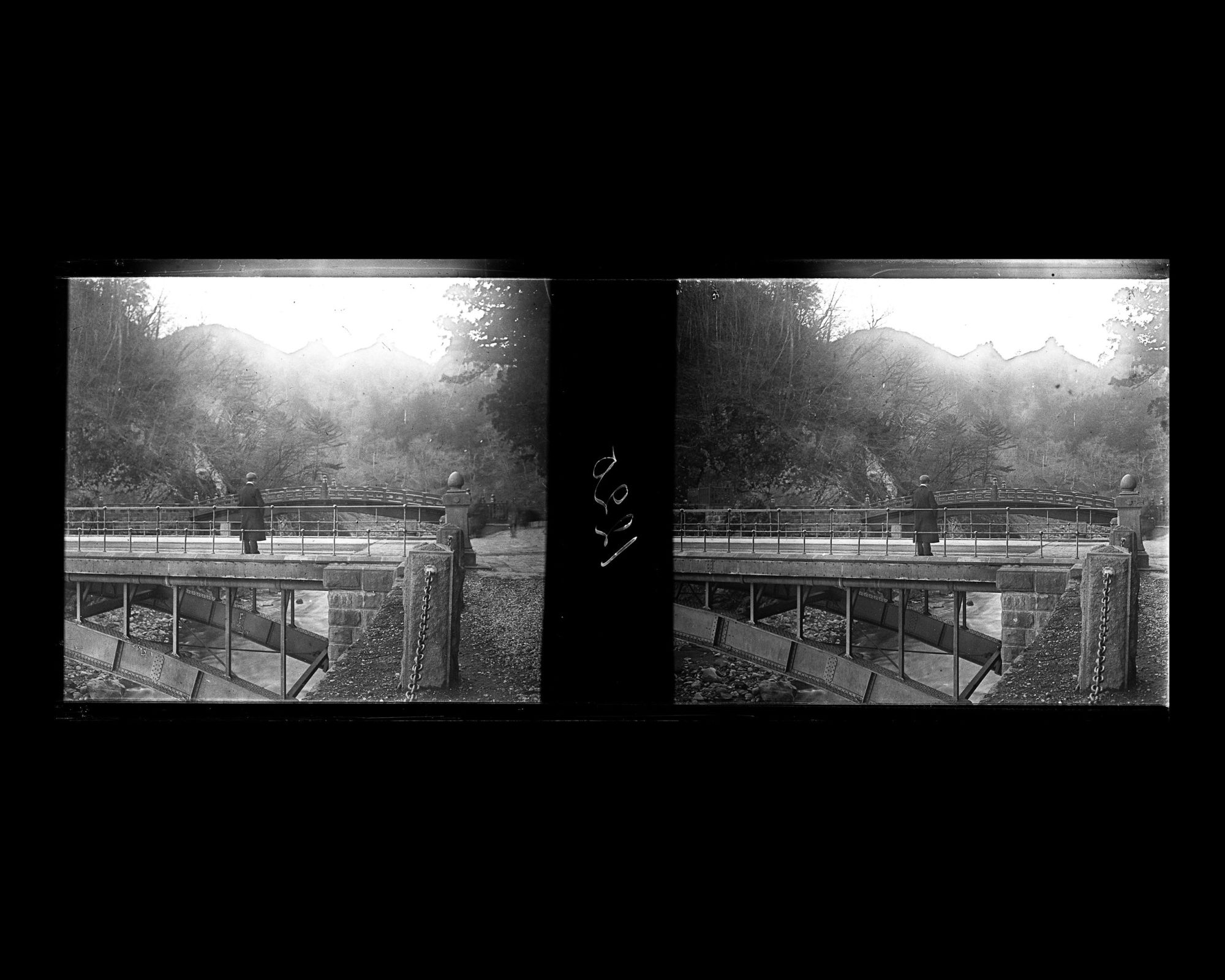 Image représentant Le guide Nériki sur le pont moderne contruit à proximité du pont Shinkyô