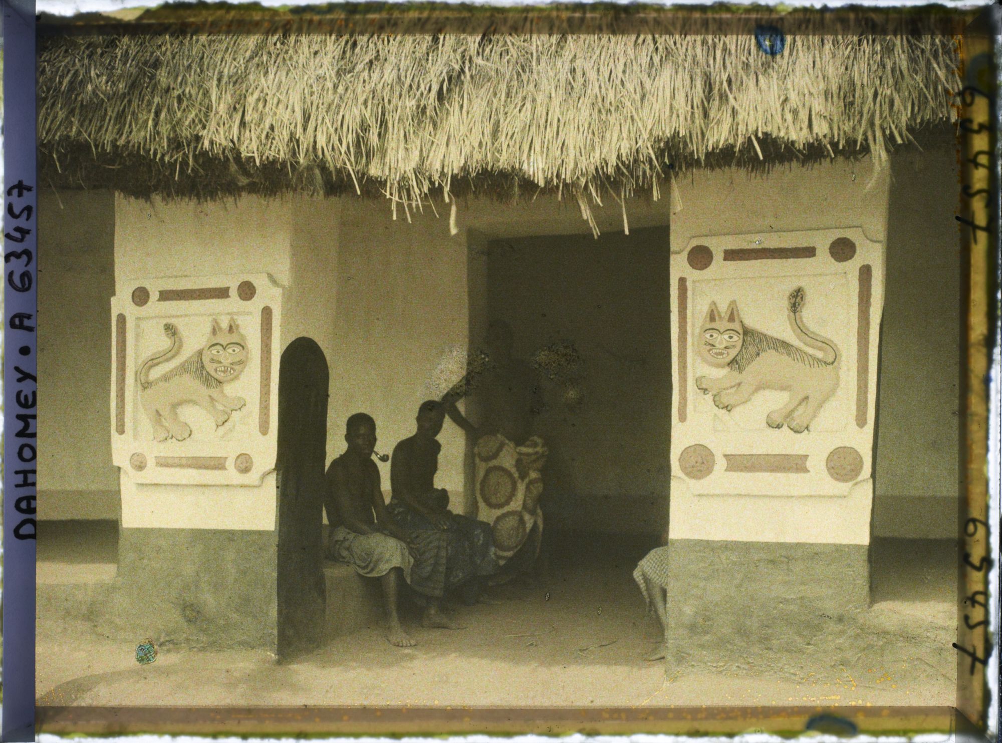 Image représentant Entrée principale (honuwa) du palais de  null Glélé