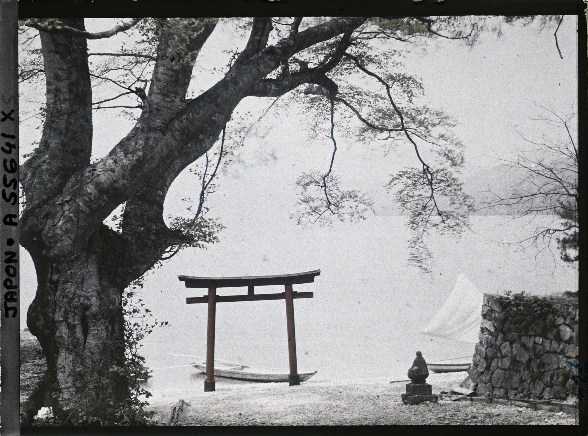 Image représentant Lac Chuzenji, la plage sacrée d'Utaga