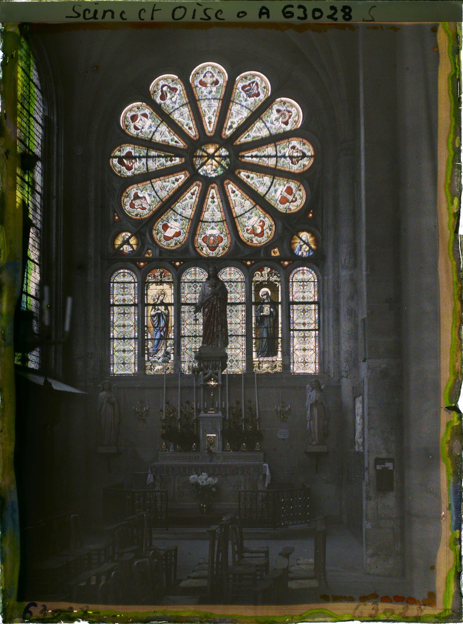Image représentant Ile de France, Magny-en-Vexin, Intérieur de l'Eglise   Les Vitraux
