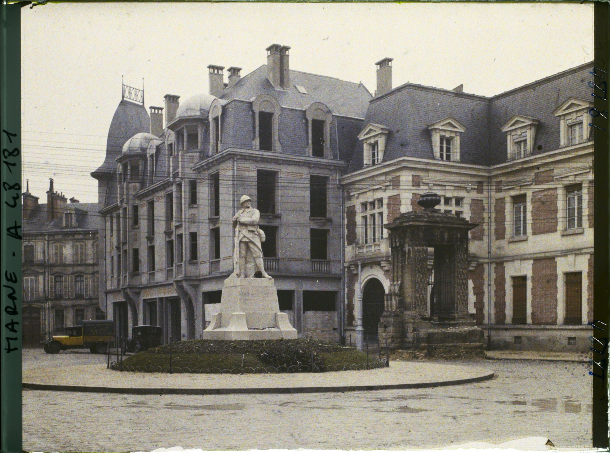 Image représentant France, Reims, Monumt aux Morts, Rond Point Langlet