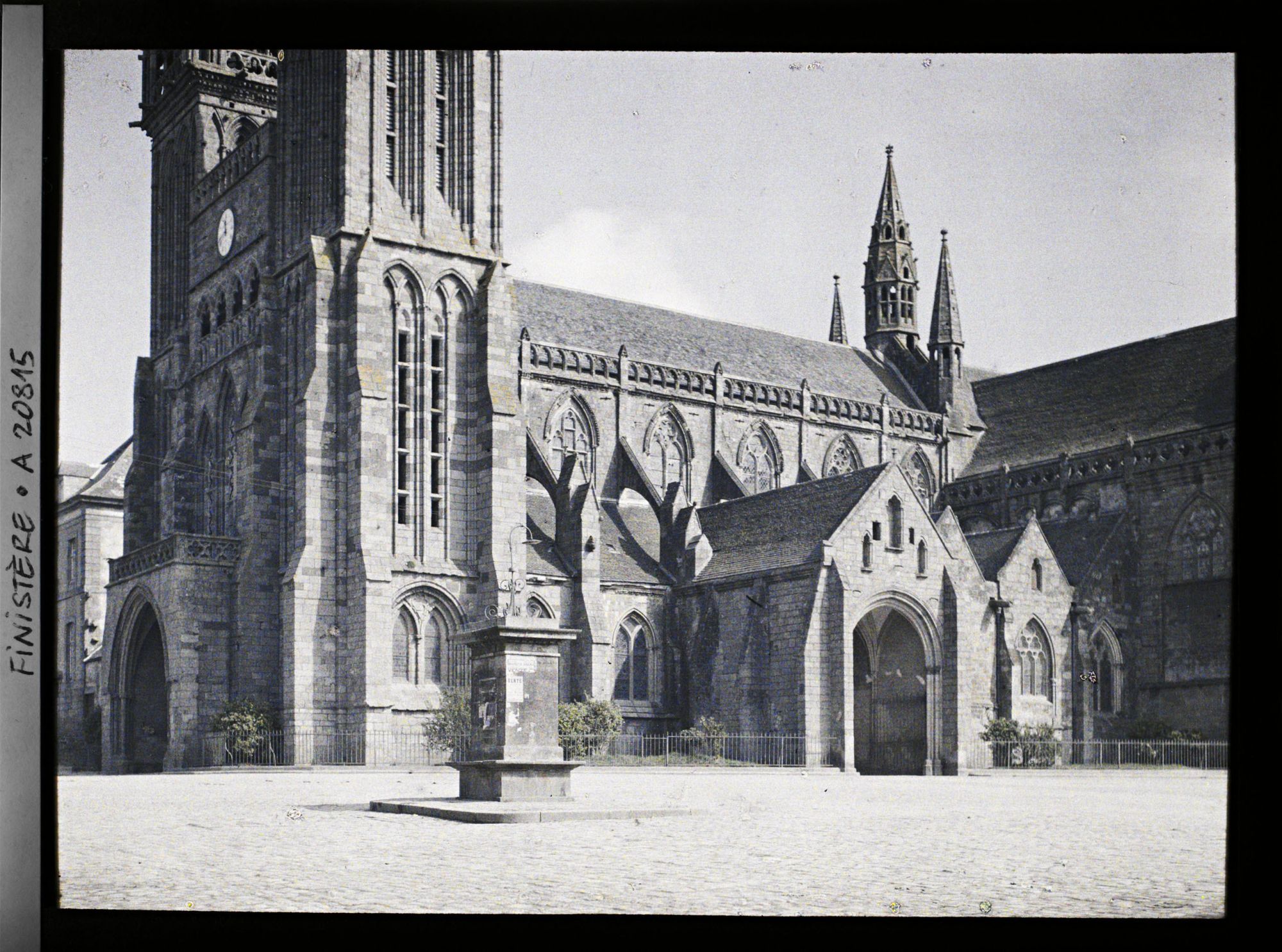Image représentant L'extérieur de l'église, ancienne cathédrale, Saint-Paul-Aurélien dont la façade, la nef et les collatéraux sont des XIIIe et XIVe siècles