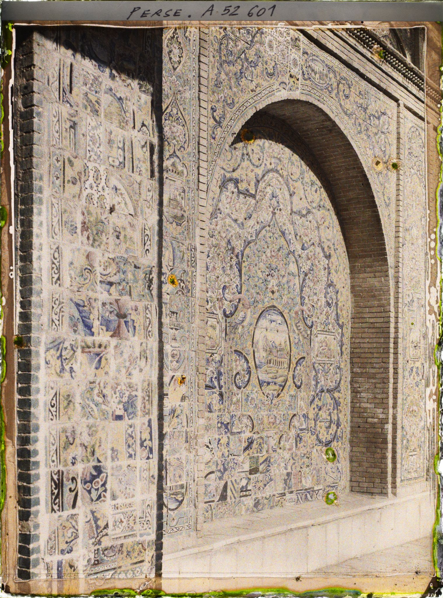 Image représentant Dans l'Arg (la citadelle royale), faïences au pied de l'une des tours du Shams-ol Emareh ("Soleil des Palais"), palais du Golestan