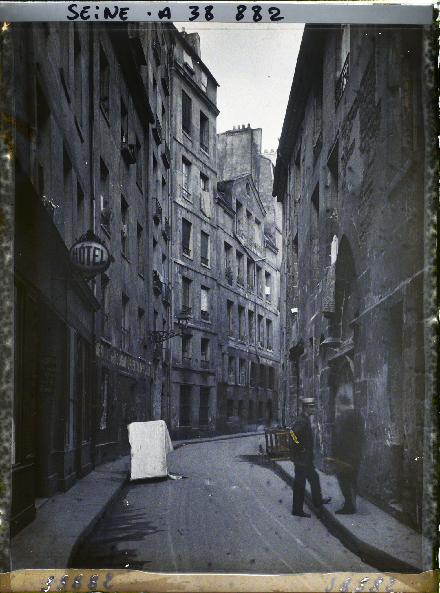 Image représentant Le début de la rue de l'Hôtel-de-Ville, au niveau de l'Hôtel de Sens