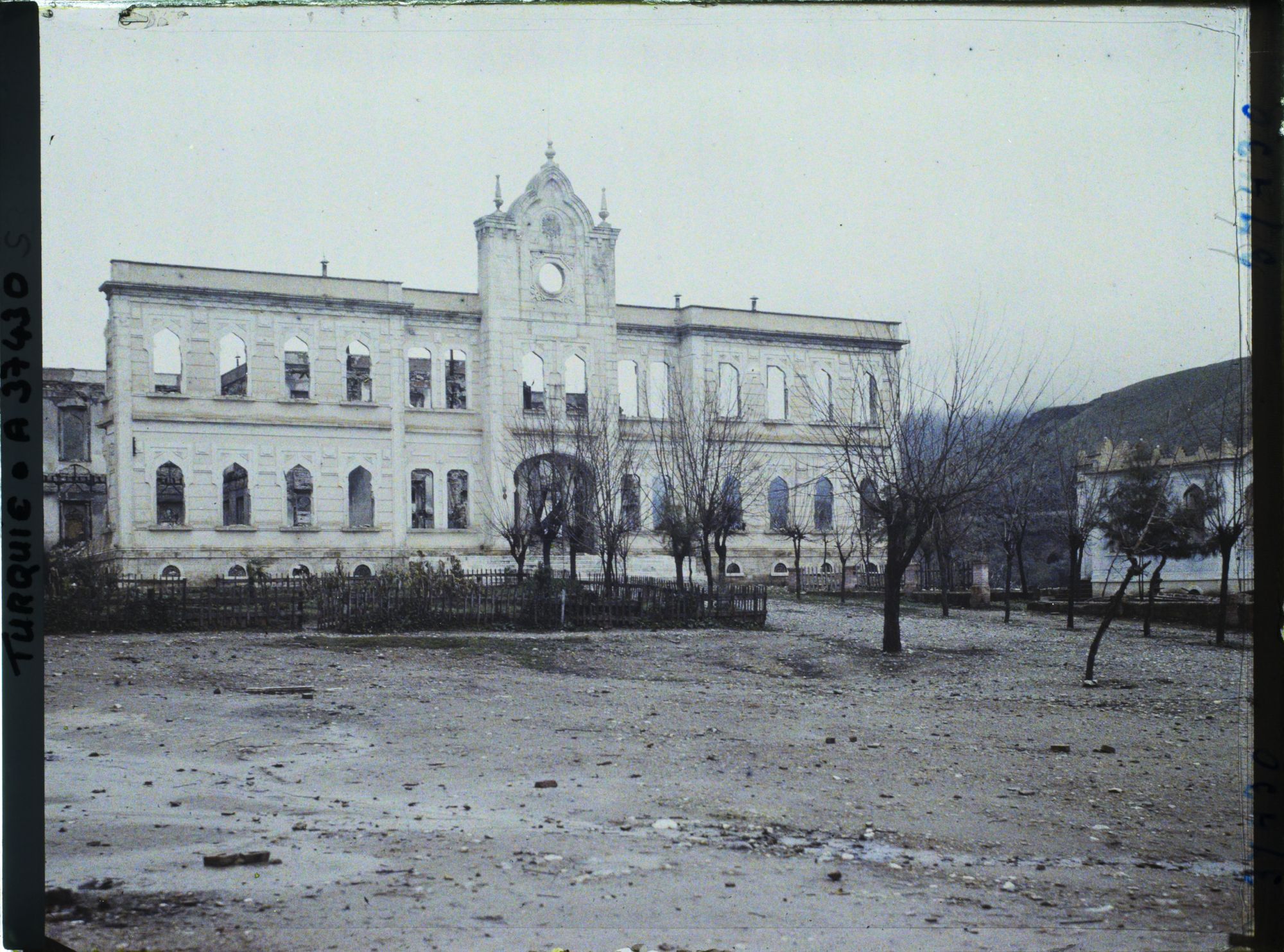 Image représentant Turquie, Aidin, Ruines du Konak - incendié