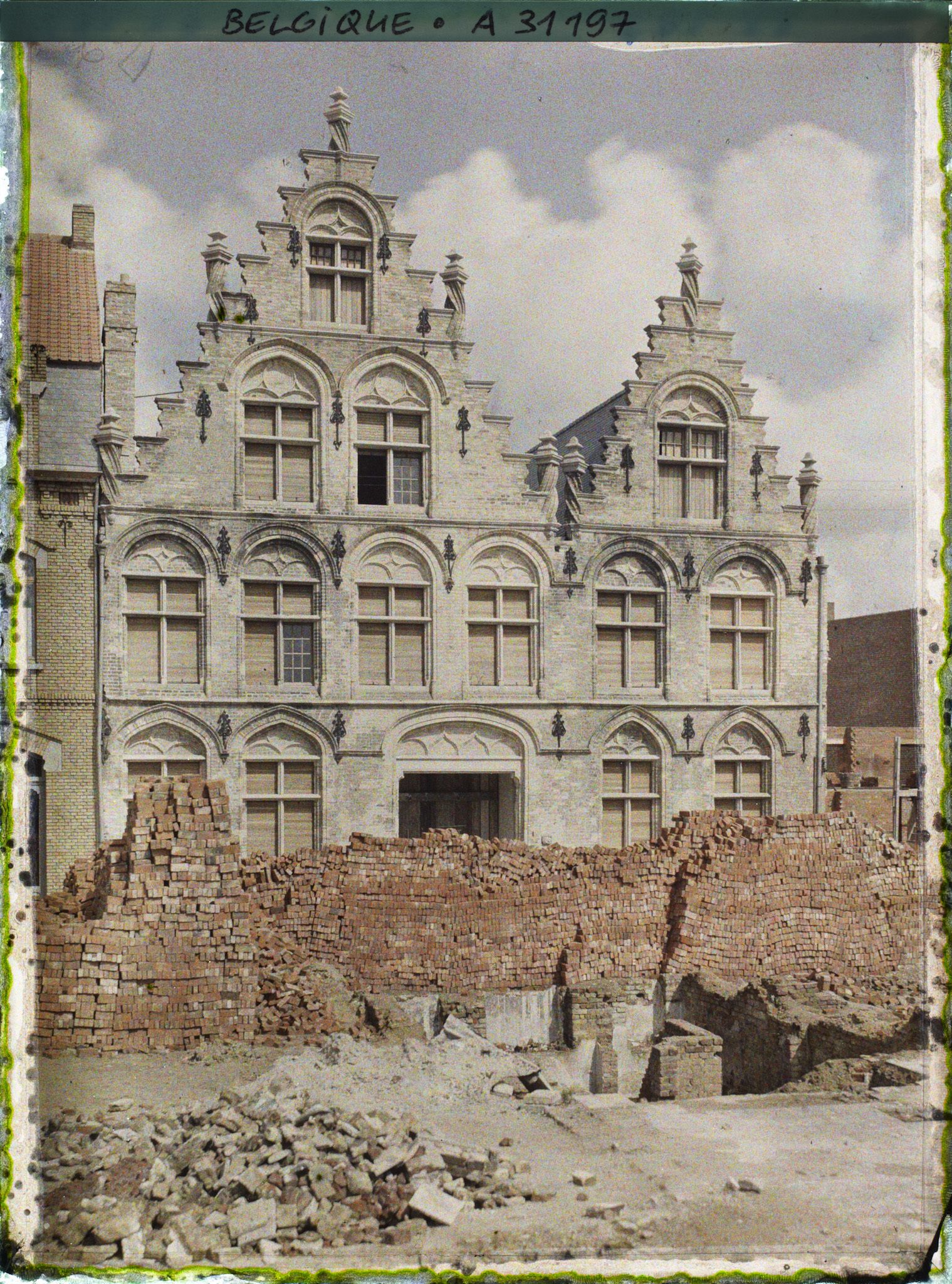 Image représentant Belgique, Ypres, L'Hôtel de Gani entièrement reconstruit