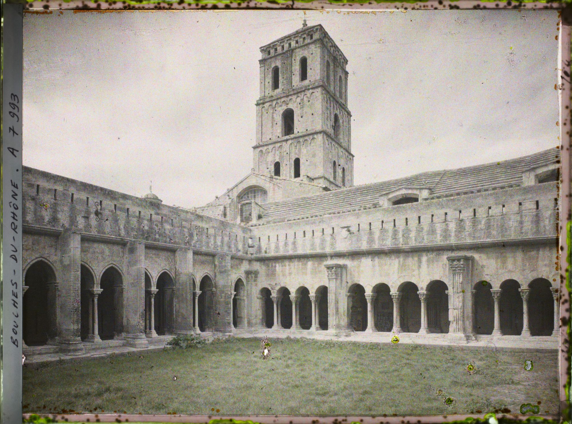 Image représentant Le cloître et la tour de Saint-Trophime