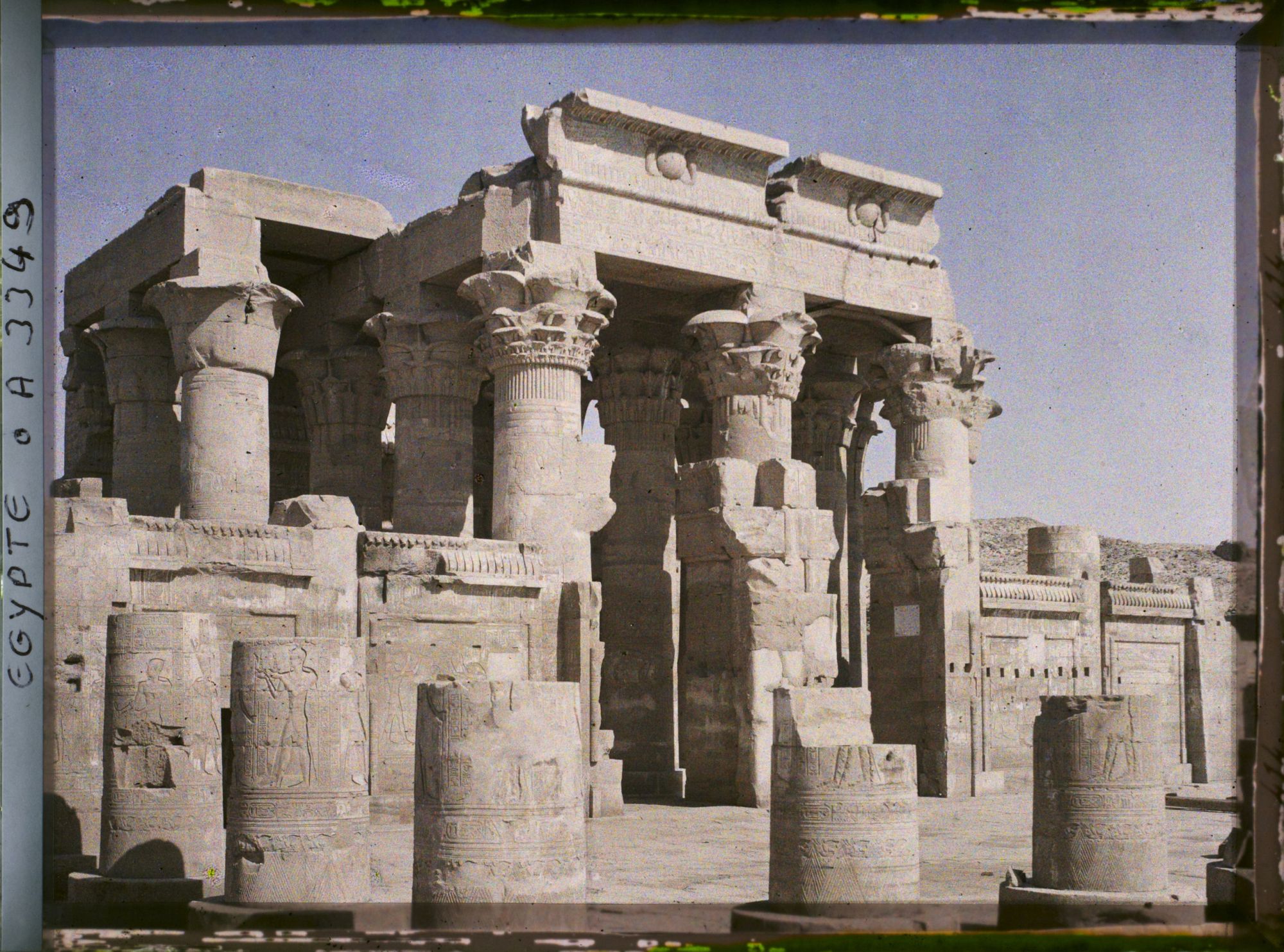 Image représentant Salle hypostyle de côté vue de la cour d'entrée du temple de Kom Ombo