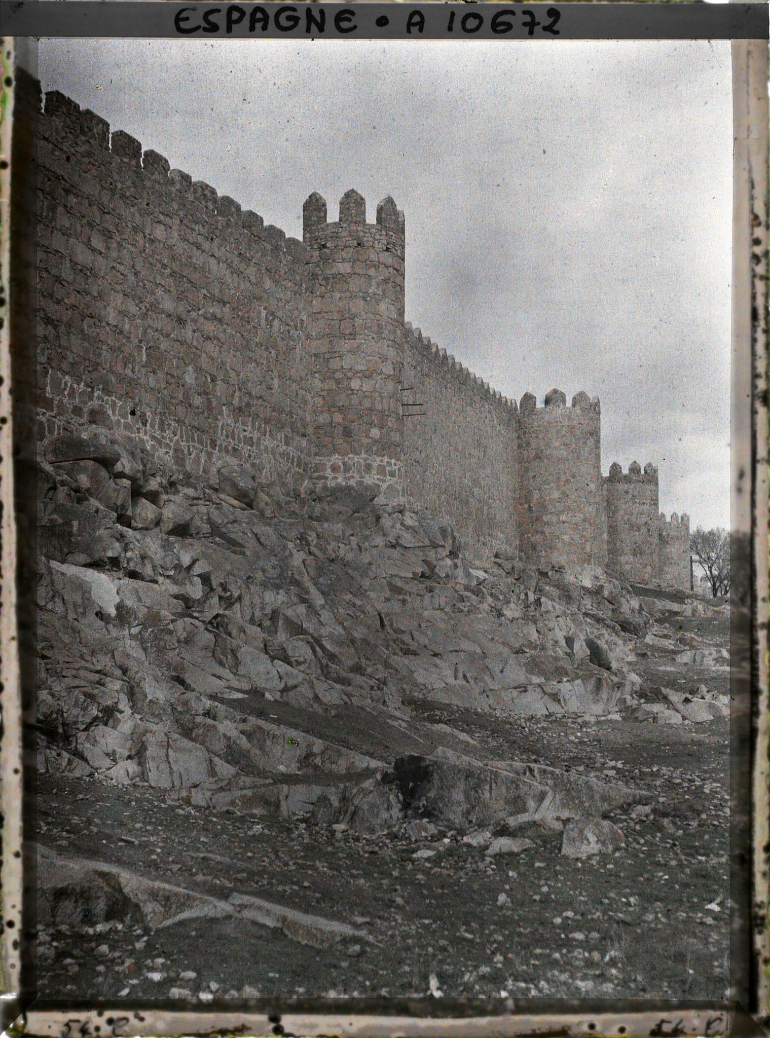Image représentant Espagne, Avila, Les murailles vues de près avec une ou 2 tours sur leur soubassement de granite