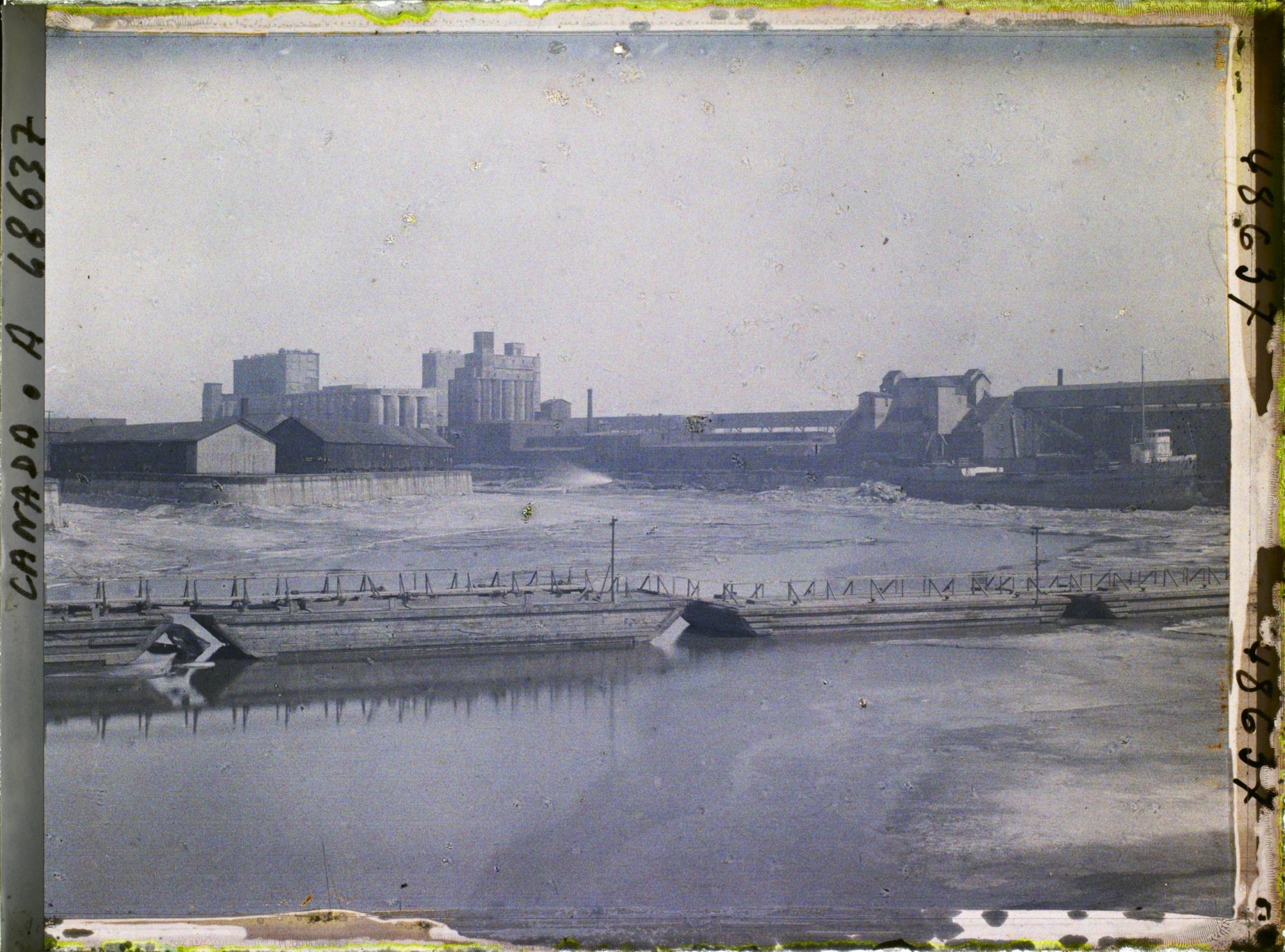 Image représentant Canada, Montréal, Une vue s/ le Port et Elévateurs autre aspect