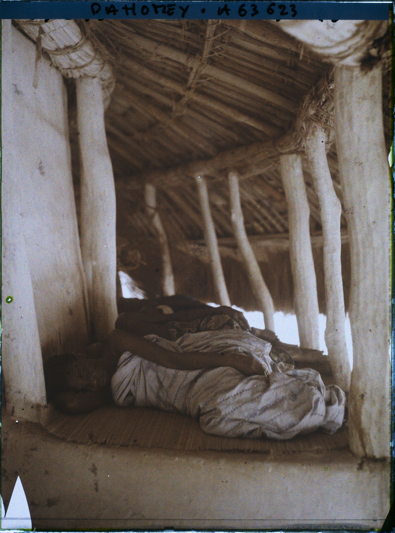 Image représentant Gardiennes de la tombe de Glélé couchées sur le pourtour du tombeau