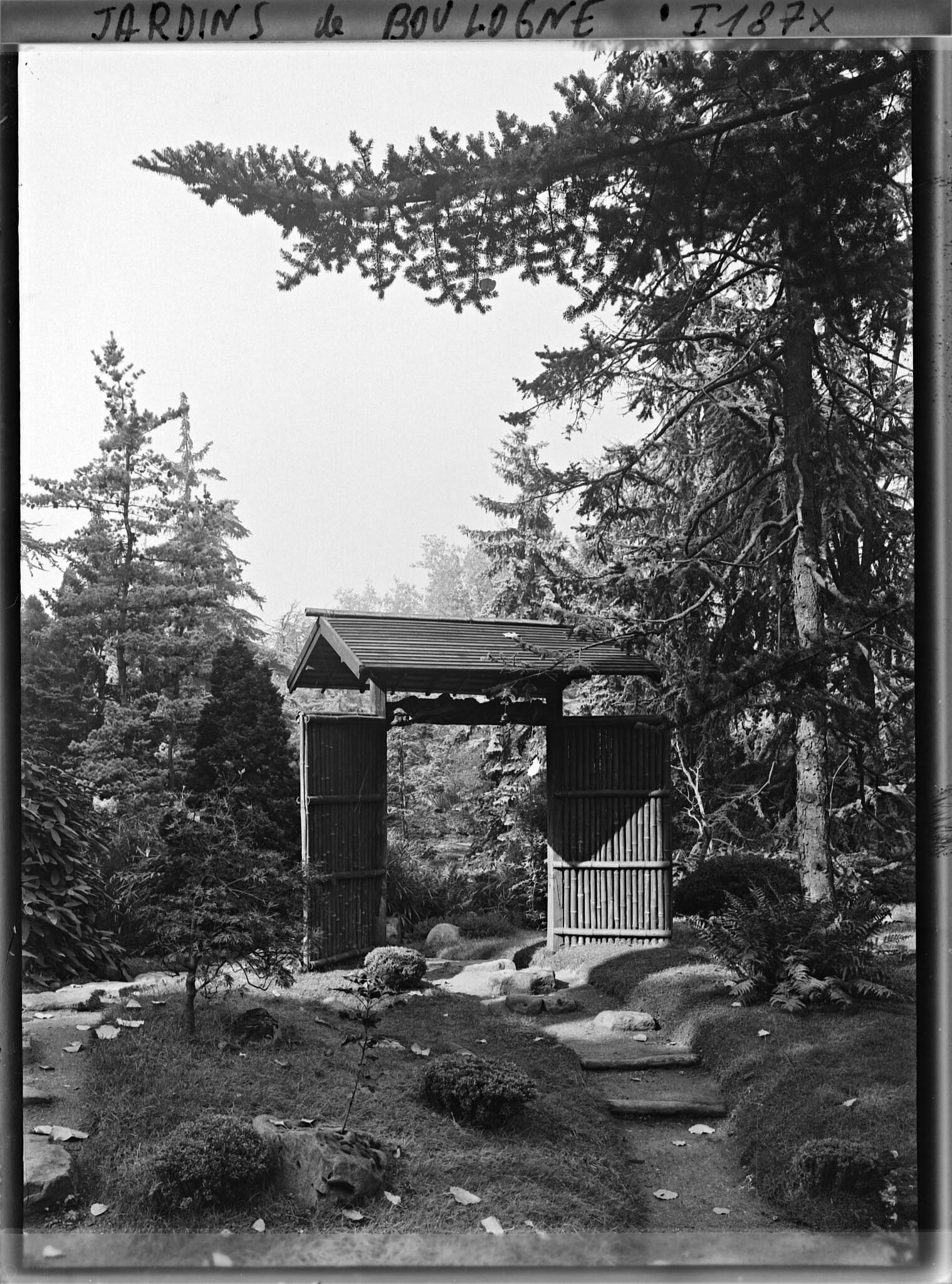 Image représentant Porte du " village japonais " offrant un cadrage sur le paysage du " sanctuaire japonais "