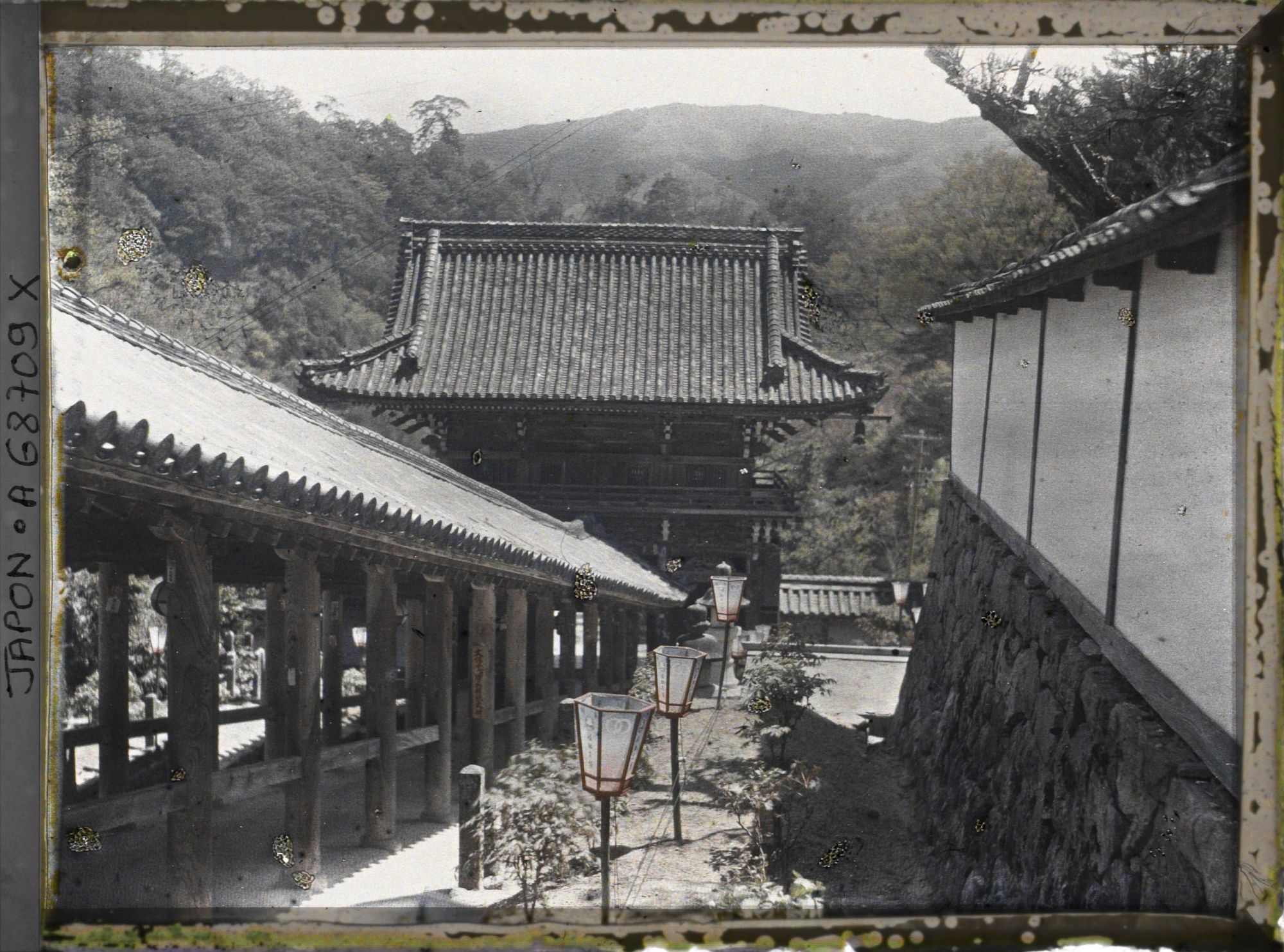 Image représentant La Niômon (Porte des Rois Deva) et l'escalier menant au temple Hase-dera