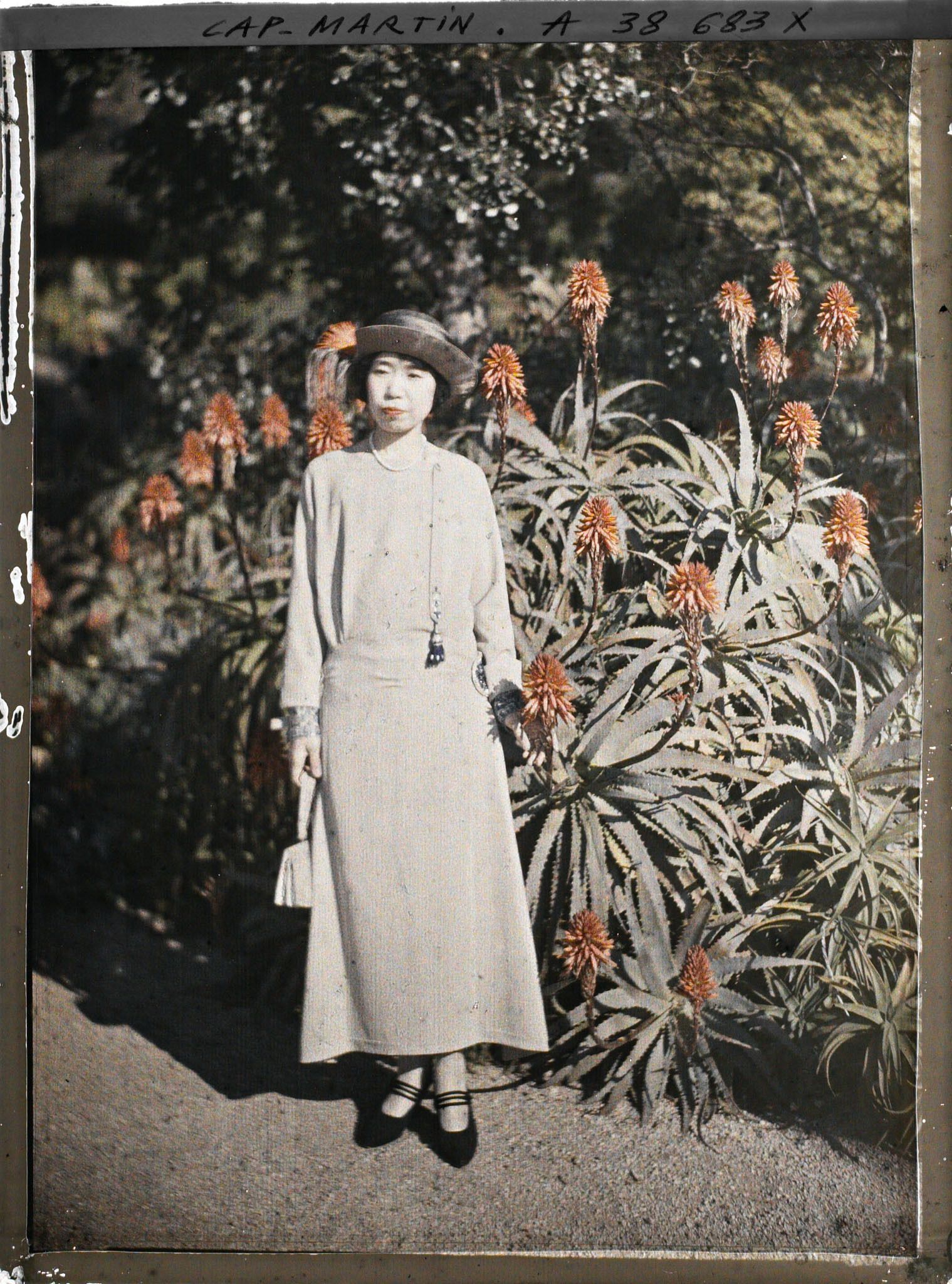 Image représentant La princesse Kitashirakawa, invitée par Albert Kahn, dans le jardin de sa villa