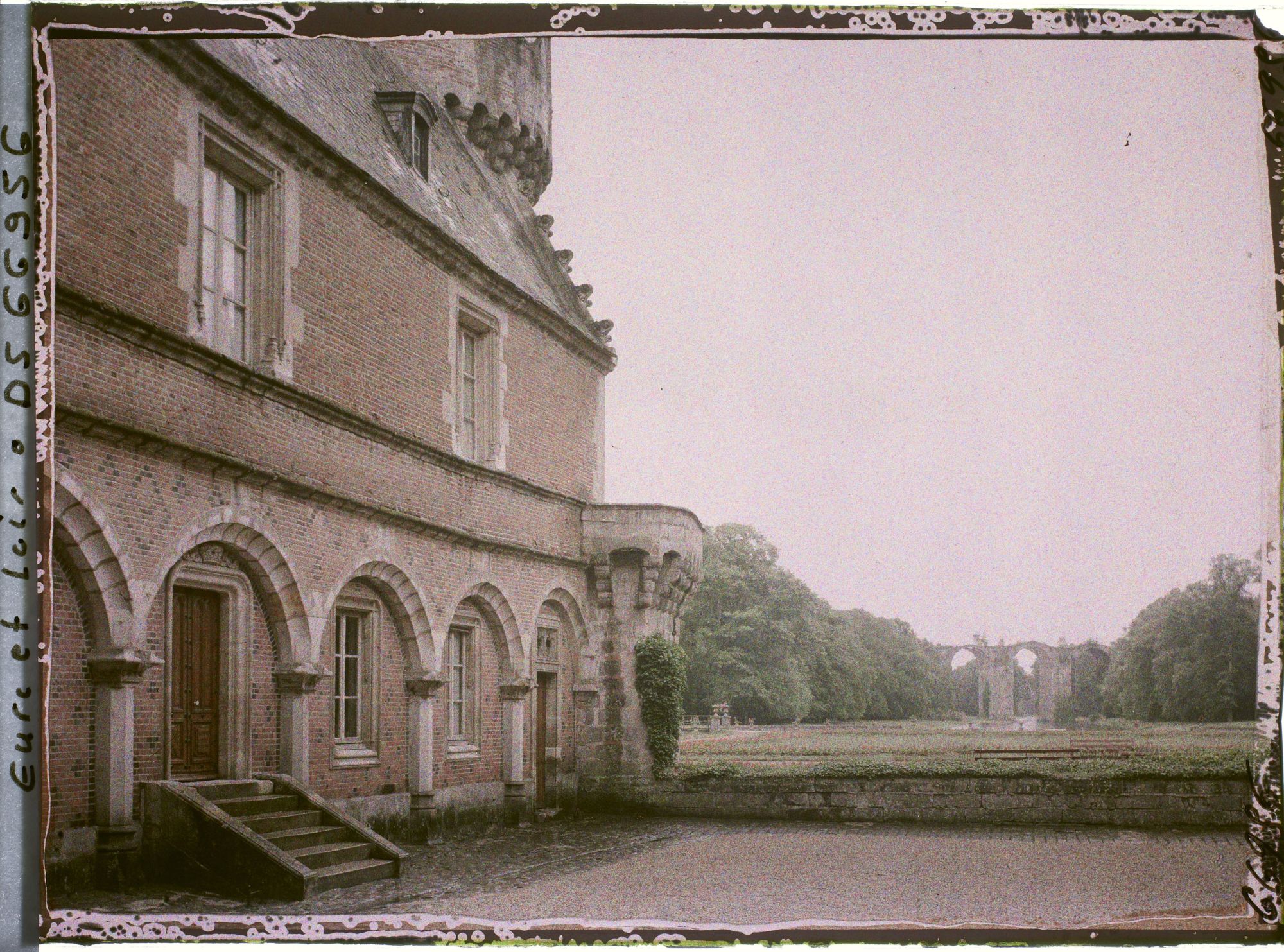 Image représentant L'aile Renaissance en brique et pierre de la cour d'honneur du château, vue vers l'aqueduc