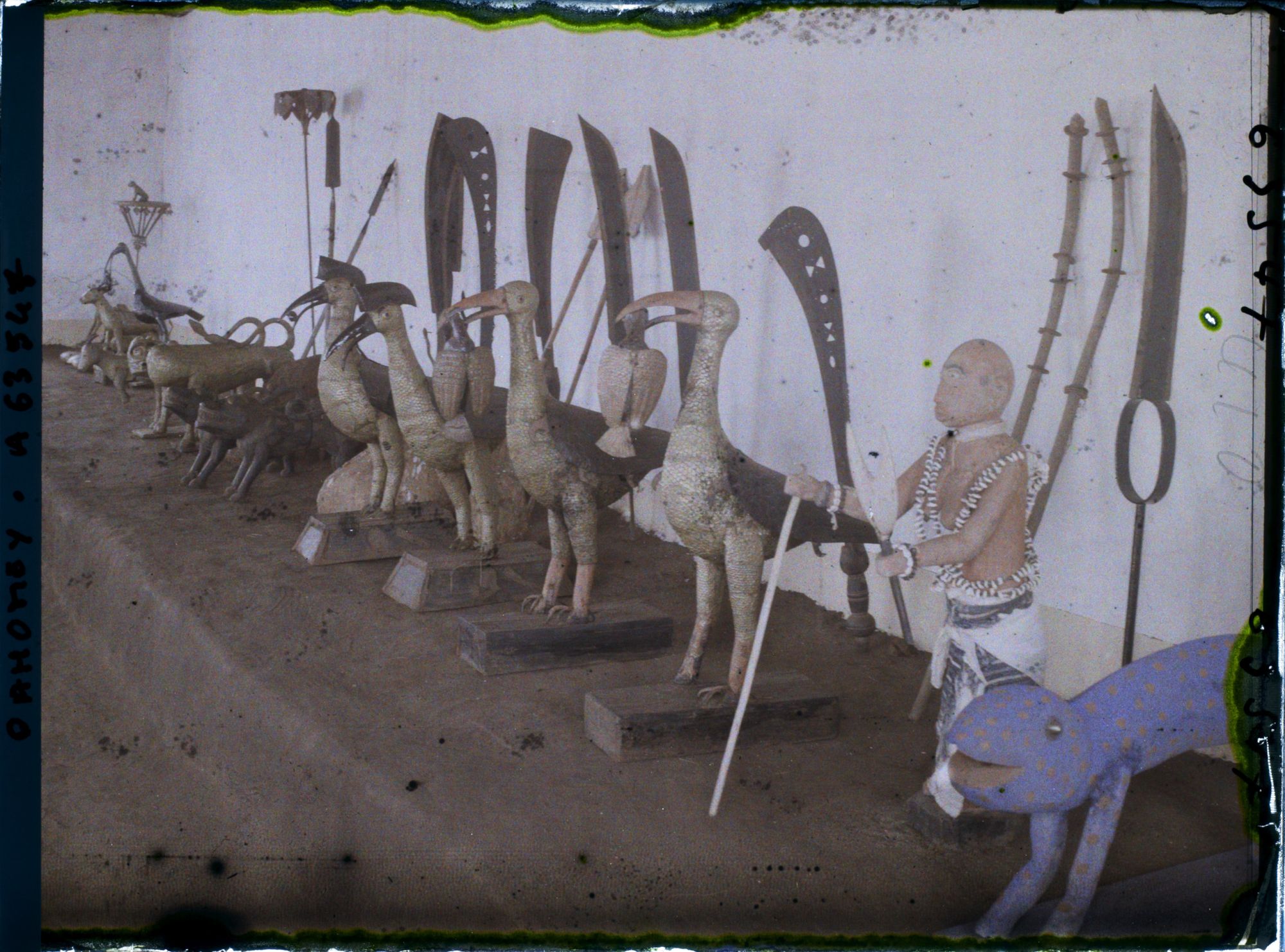 Image représentant Emblèmes des rois défunts au palais de  null Glélé (dans l'adandjèho, " case de courage ")