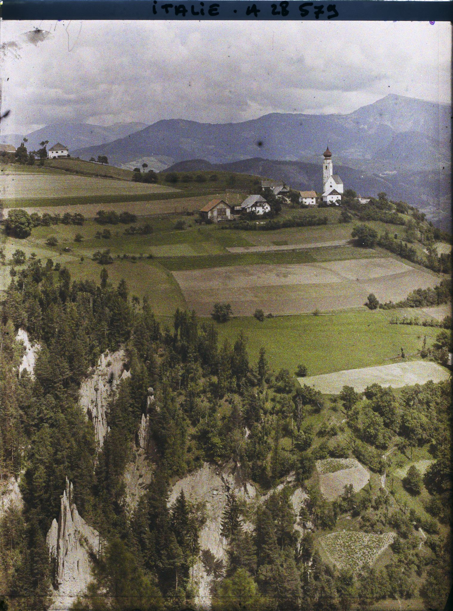 Image représentant Les Pyramides de terre (ou Cheminées de Fées) de Renon et le hameau de Monte di Mezzo (Mittelberg)