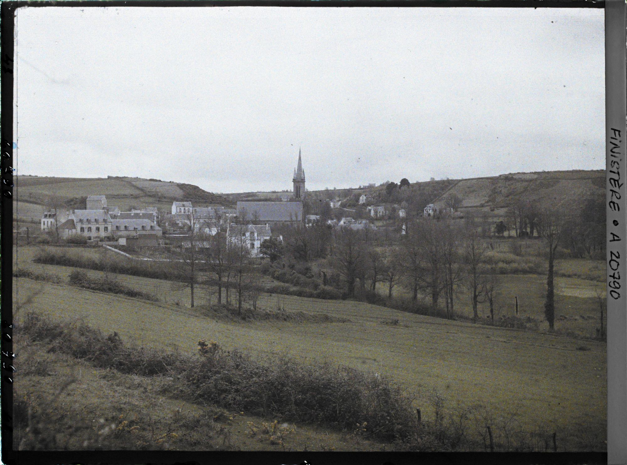 Image représentant Une vue d'ensemble du village en venant de la plage
