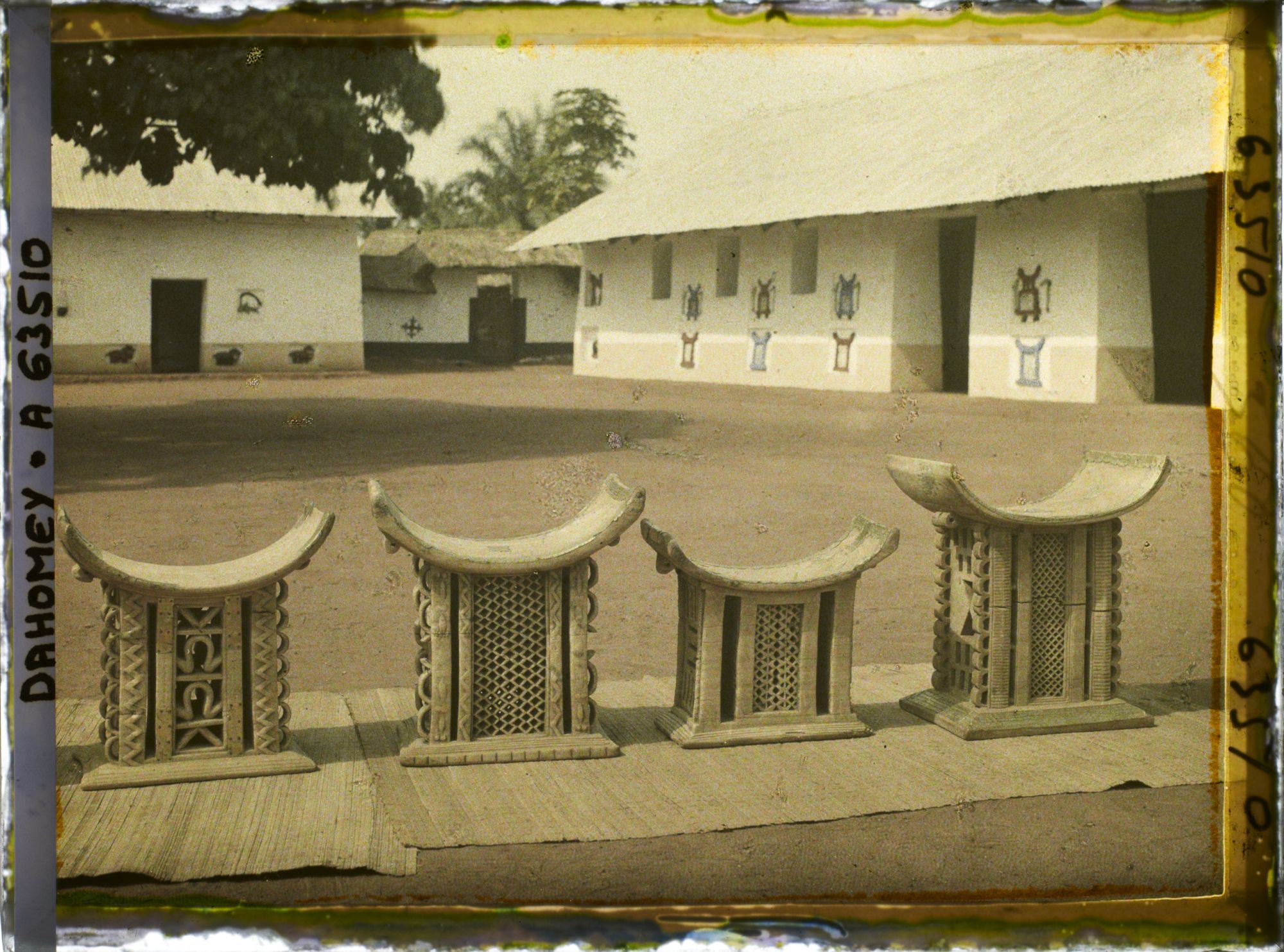 Image représentant Trônes royaux d'Abomey (Dakodonou, Ouegbadja, Akaba, Agadja) devant la salle des trônes (zinkpoho) de la cour du palais de  null Guézo