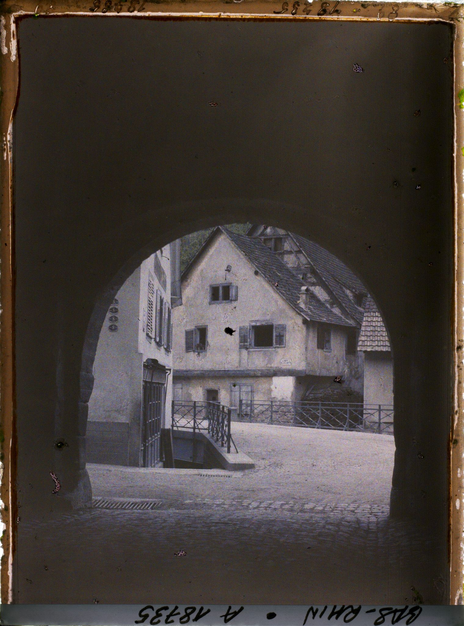 Image représentant France, Andlau, Vue prise de la cour de l'abbaye s/les maisons des rues Clémenceau et Maréchal Joffre