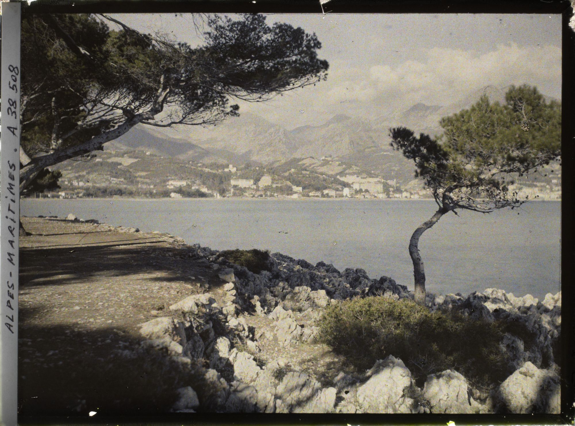 Image représentant Panorama sur les abords de Menton et son arrière-pays, depuis le sentier littoral du cap Martin