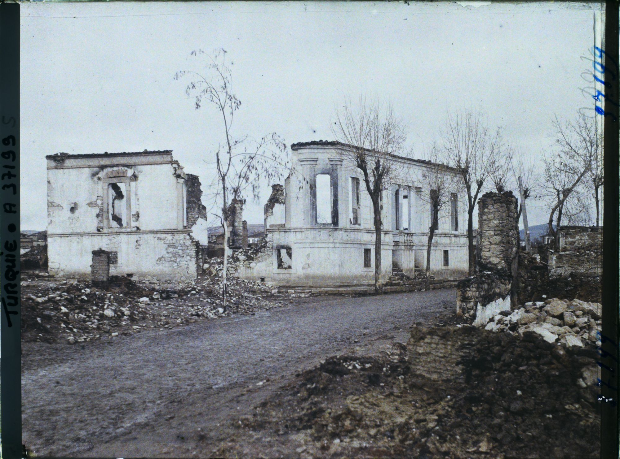 Image représentant Turquie, Ouchak, Grande maison incendiée