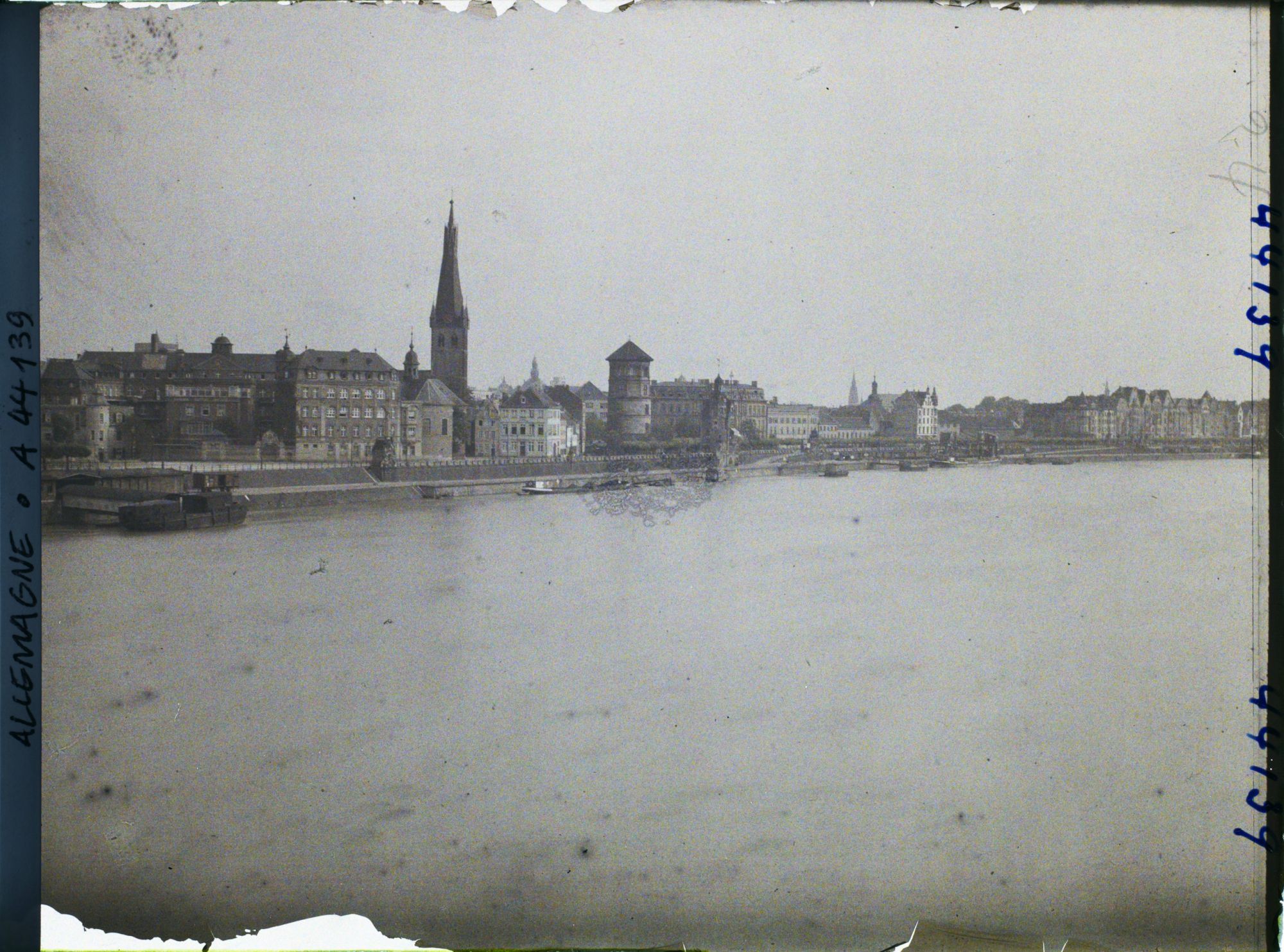 Image représentant Allemagne, Düsseldorf, Le Rhin en amont du Pont