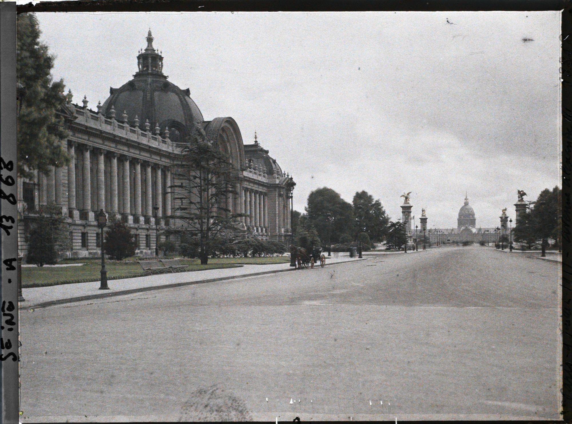 Image représentant L'ancienne avenue Nicolas II (actuelle avenue Winston Churchill), le Petit Palais, le pont Alexandre III et l'hôtel des Invalides