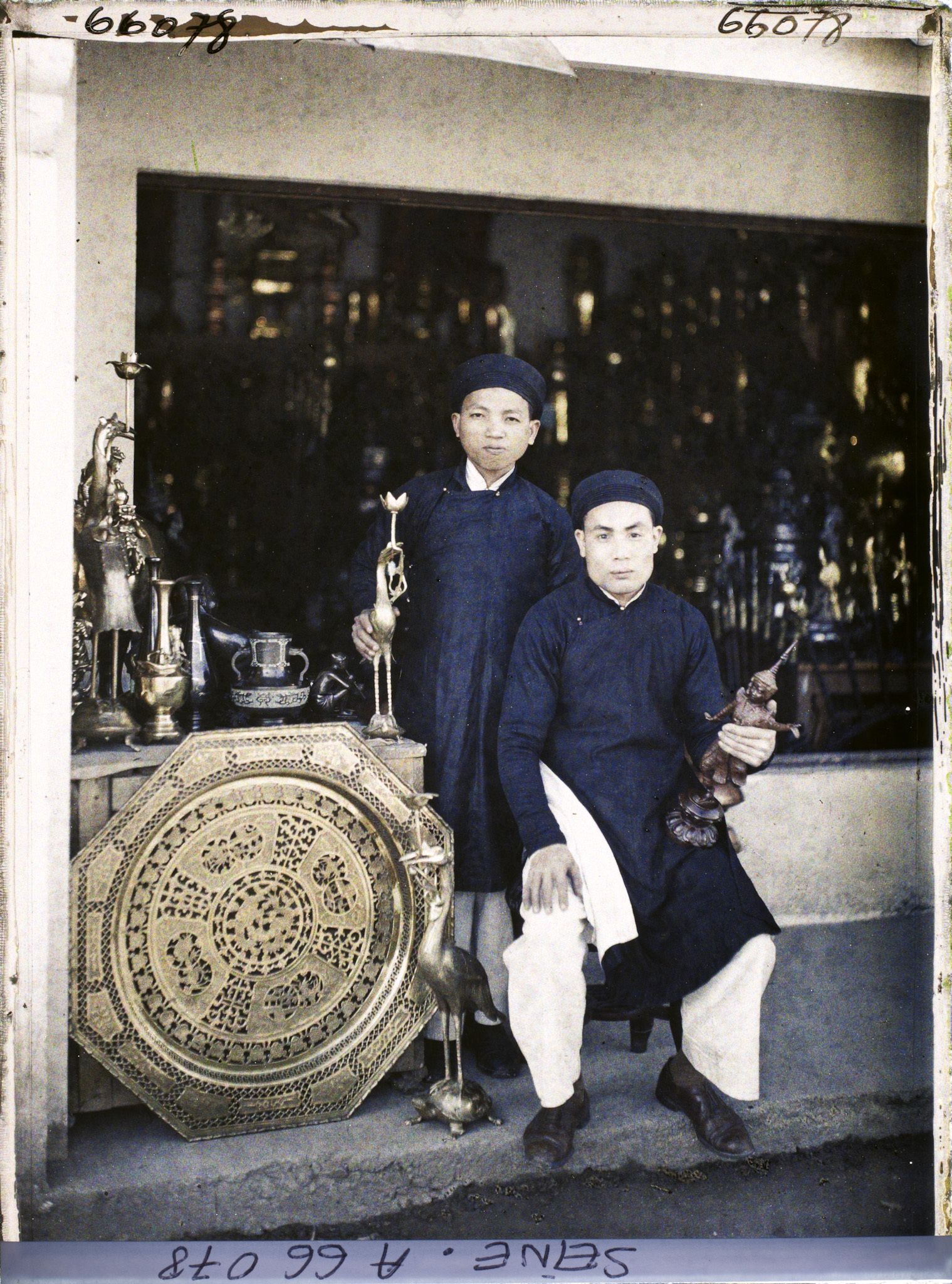 Image représentant L'Exposition Coloniale Internationale de 1931, deux tonkinois marchands de cuivre