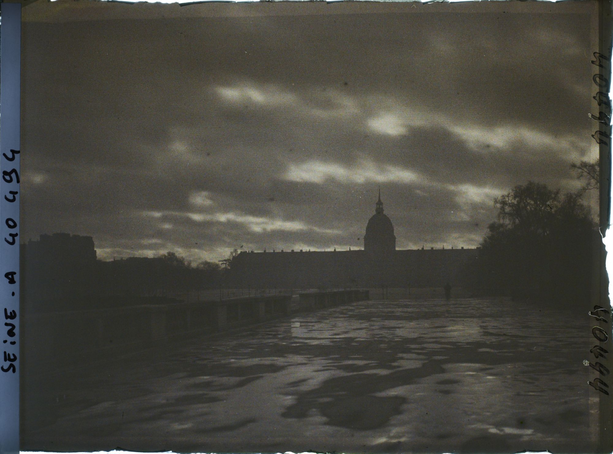 Image représentant Effet de lumière sur les Invalides après la crue de la Seine