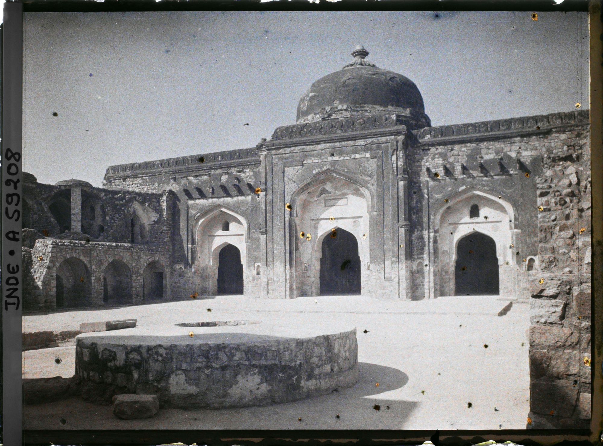 Image représentant Le puits dans la cour, la façade Est de La mosquée de Maham Anga, communément appelée Khairul Manzil