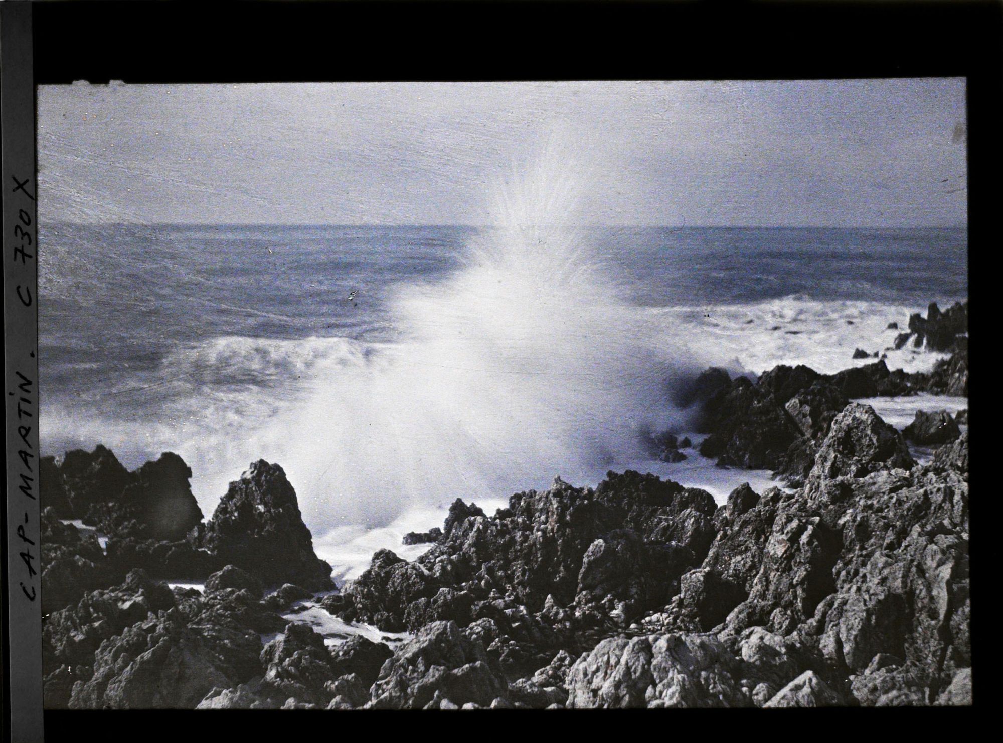 Image représentant Vagues se brisant sur les rochers, vus non loin de la villa Kahn, légèrement vers l'ouest