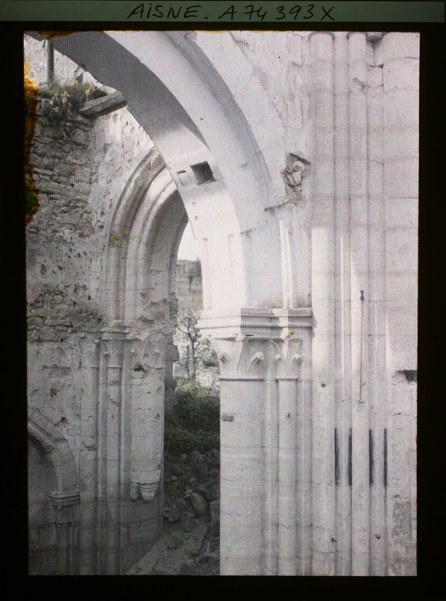 Image représentant Restes d'une voûte et de chapiteaux de l'église détruite