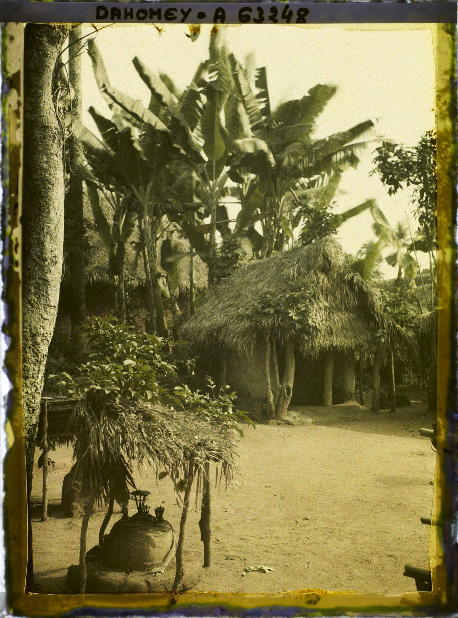 Image représentant Fétiches et case de fétiche (?) sur la place du village