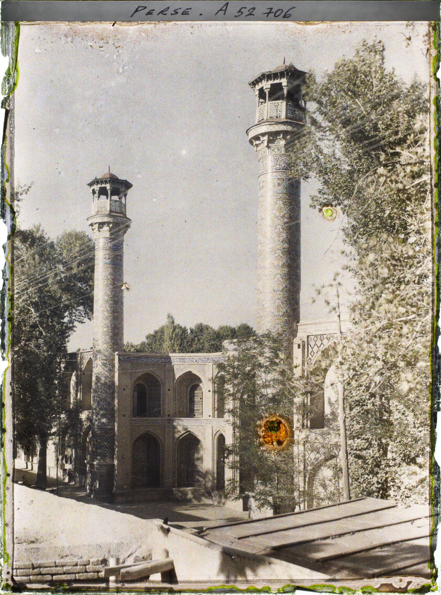 Image représentant Porte et minarets, face ouest de la mosquée Sepahsalar (Madreseh e Motahari)