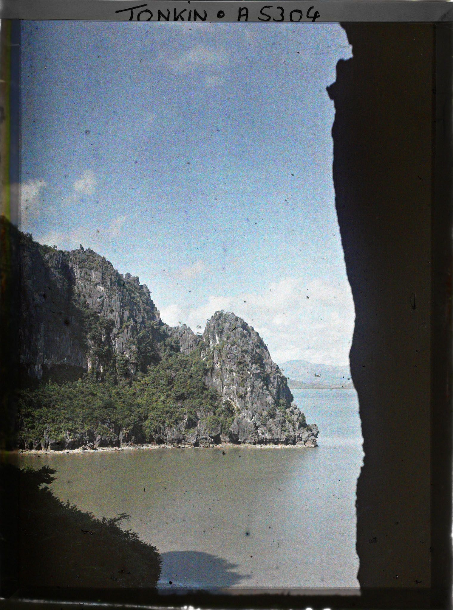 Image représentant Un paysage pris de l'intérieur de la " Grotte des Merveilles "