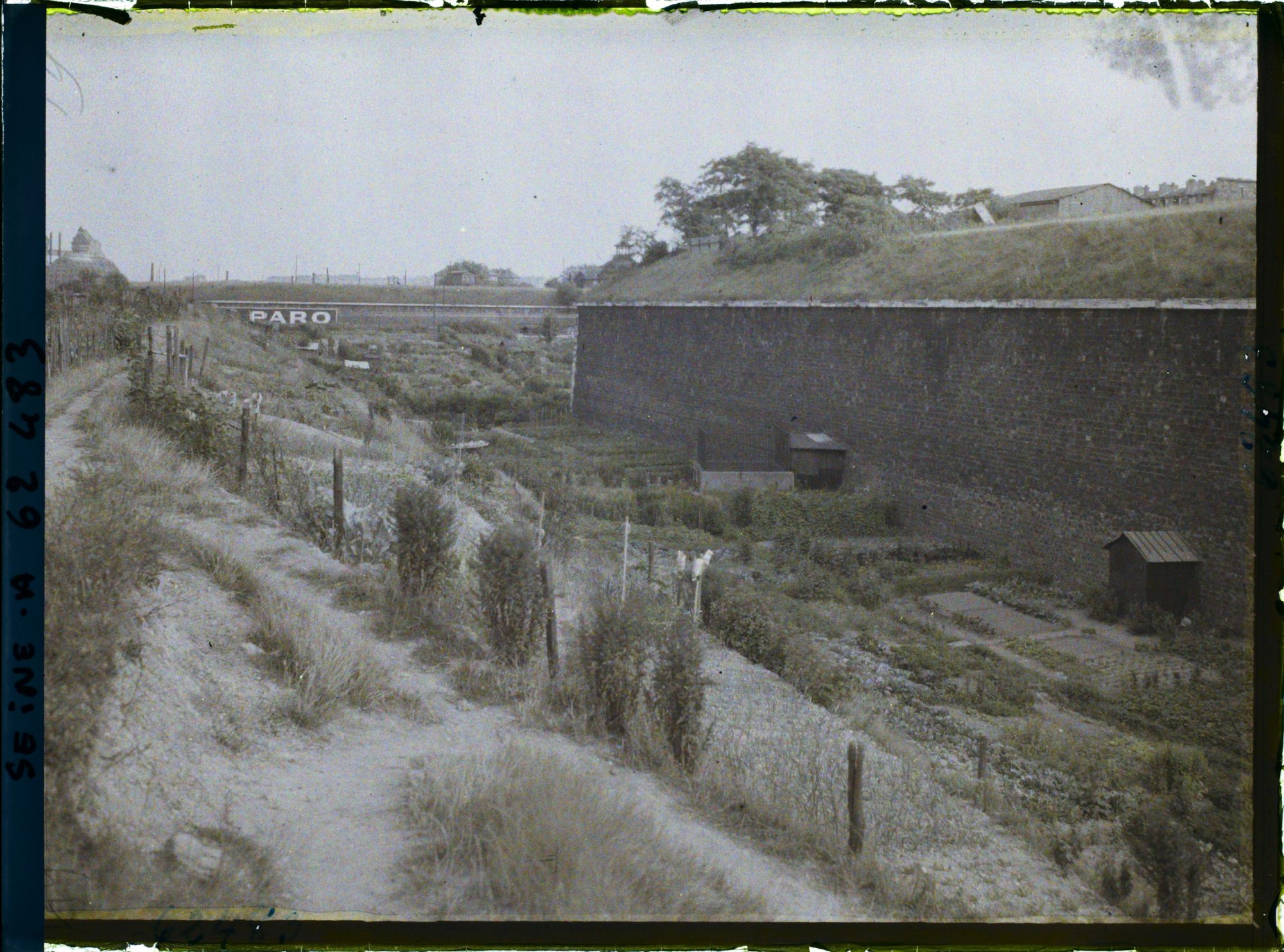 Image représentant Les jardins ouvriers dans les fossés des fortifications porte de la Villette
