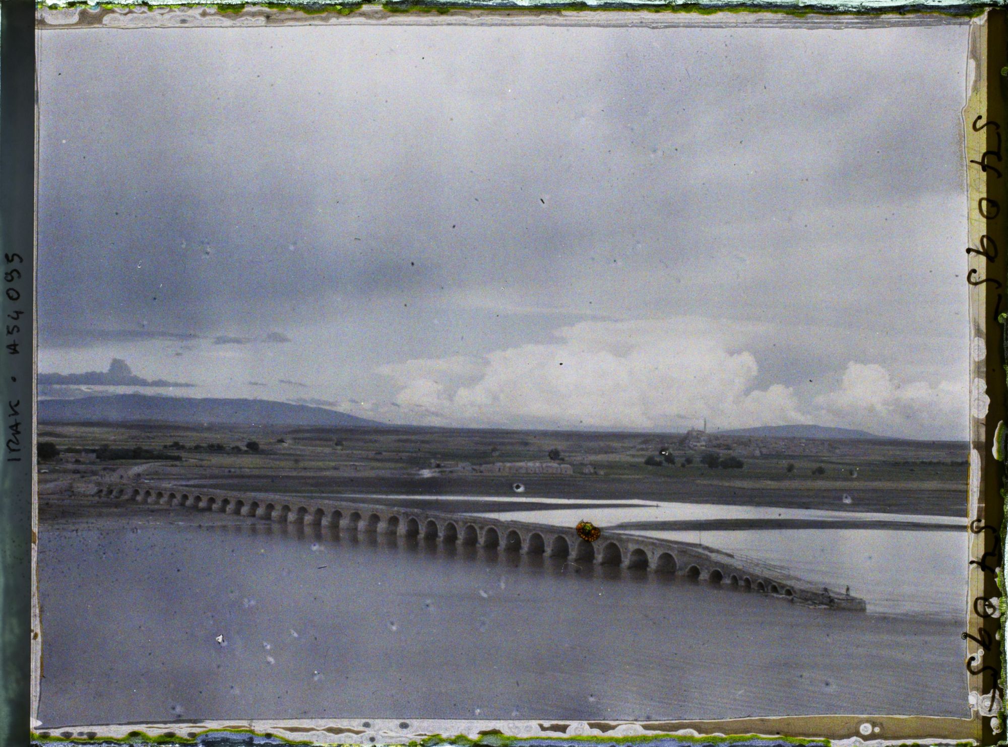 Image représentant Le grand pont de pierre sur le Tigre, entre Mossoul et Ninive
