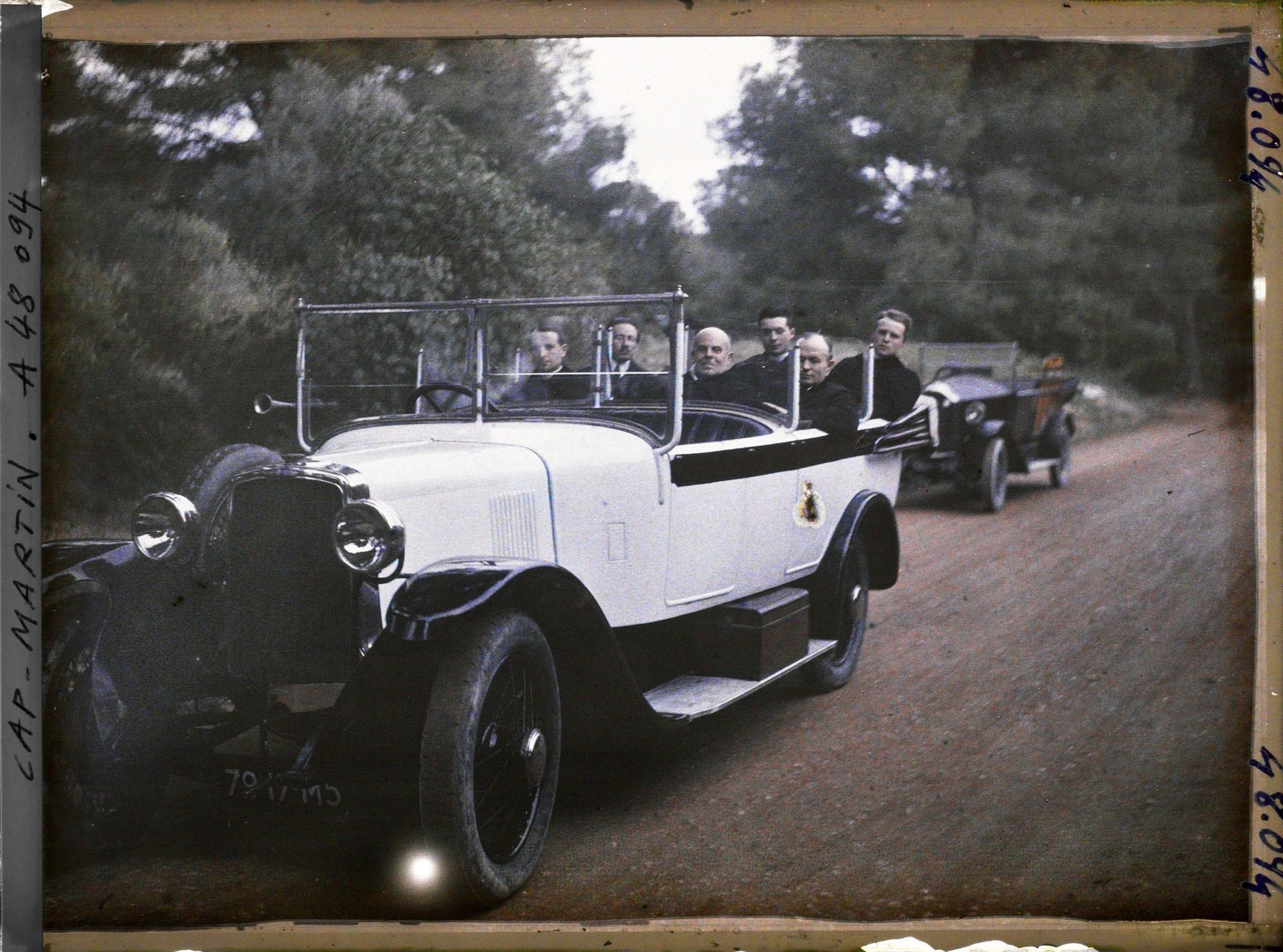 Image représentant Groupe de membres de l'Institut catholique invités par Albert Kahn en promenade vers Nice