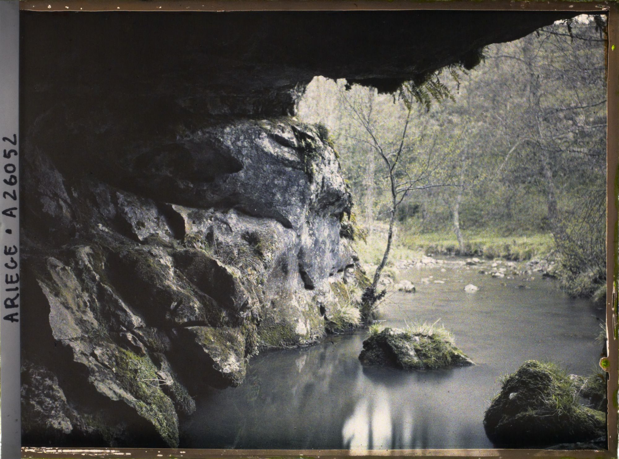 Image représentant L'orifice de la grotte du Tuc d'Audoubert vu de l'intérieur
