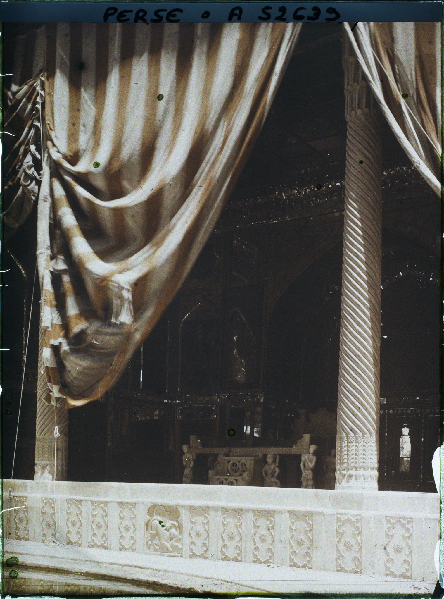 Image représentant Dans l'Arg (la citadelle royale), la salle du Takht-e-Marmar (Trône de marbre) dans la cour des jets d'eau