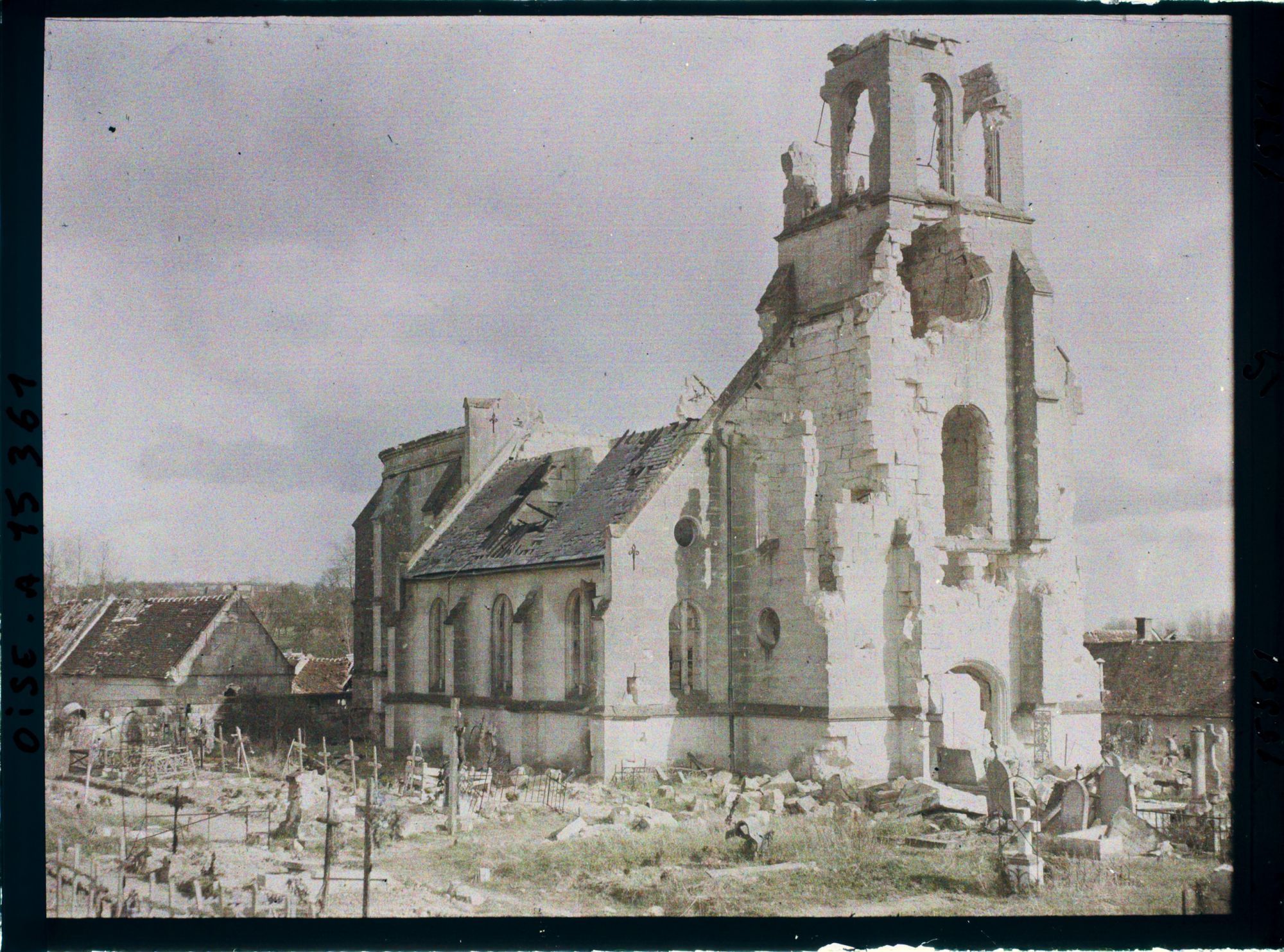 Image représentant France, Chevincourt, Guerre L'Eglise de Chevincourt (vue extérieure) voir les photos prises en 1915, avant la destruction qui date de 1918