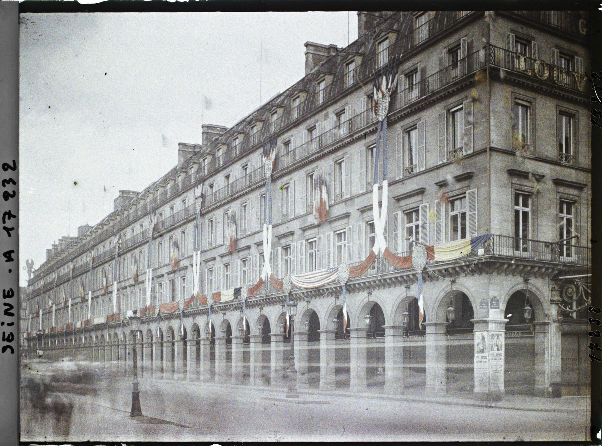 Image représentant La rue de Rivoli décorée pour les fêtes de la Victoire des 13 et 14 juillet 1919